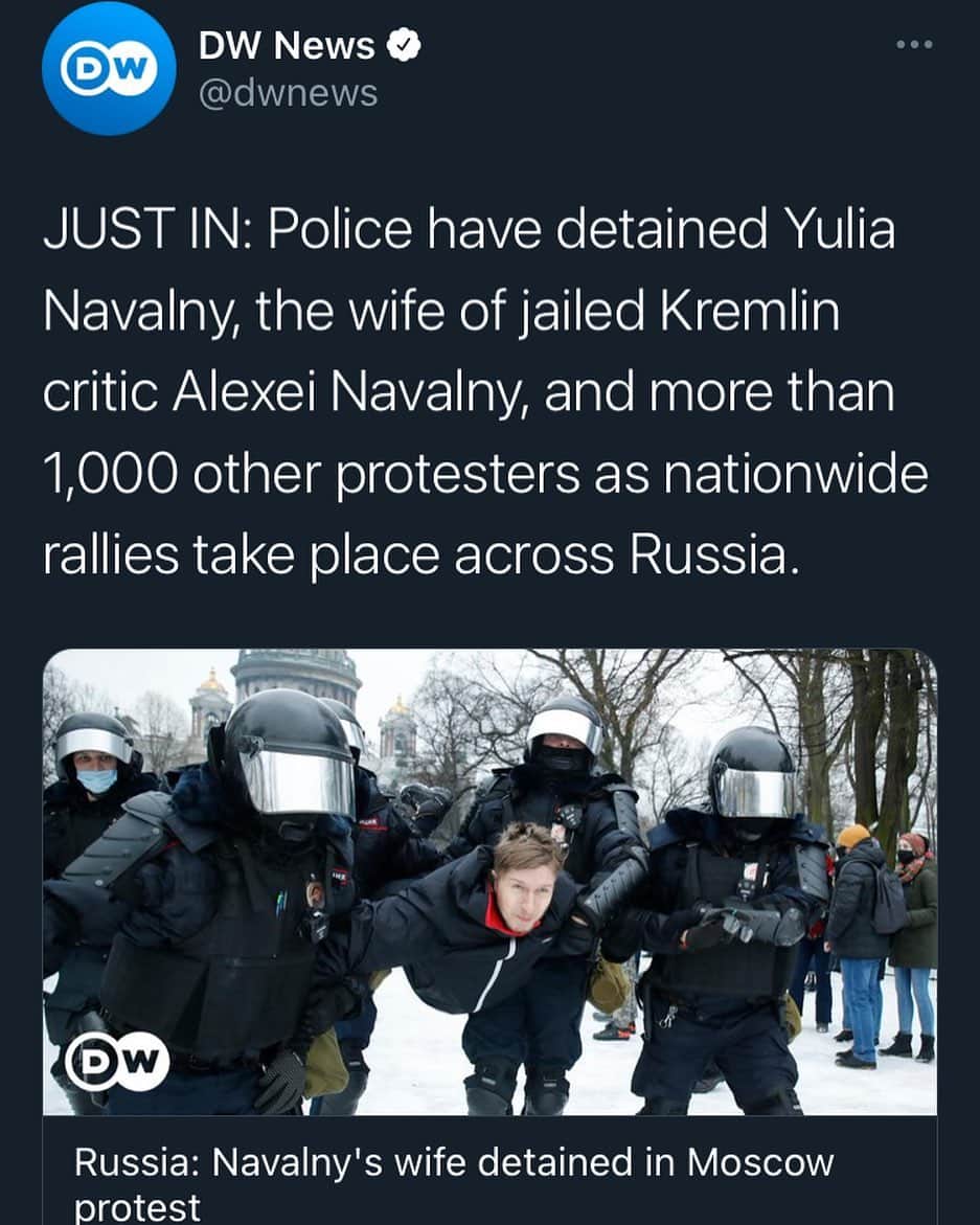 WikiLeaksさんのインスタグラム写真 - (WikiLeaksInstagram)「Yulia Navalnaya, the wife of jailed Kremlin critic Alexei Navalny, says she was detained during a rally in the Russian capital. Police have rounded up more than 1,600 people at protests across the country.  Thousands of people gathered in central Moscow to march from central Pushkin Square to the Kremlin. The Interior Ministry estimated 4,000 people attended. News agency Reuters estimated the figure was likely 40,000.  Police violently dispersed protesters with batons while some demonstrators were pushing back, French news agency AFP reported. "Mass arrests have already started on Moscow’s Pushkin Square — even before the official beginning of a protest demanding Navalny be let out of prison. Police seem to be grabbing people on the square at random. Dozens of arrests across the country at other protests already," reported DW's Russia correspondent Emily Sherwin.  Russia cracks down on organizers, social media Ahead of the protests, Russia's media watchdog Roskomnadzor accused platforms of hosting content encouraging and organizing the protests. It threatened fines if they did not remove content encouraging minors to participate in the demonstrations.  By Friday evening, the watchdog said TikTok had deleted 38% of the posts that authorities deemed illegal, while YouTube had deleted 50% of posts flagged by Russian regulators.  Authorities also said they had launched a criminal investigation against Navalny's supporters for urging minors to attend illegal rallies on social networks. The Investigative Committee for the Novosibirsk Region in central-southern Russia opened a criminal case on incitement to mass riots, Russian independent media outlet MediaZona reported on Friday. They reportedly detained a 20-year-old resident for his role in organizing protests. Navalny's associates also urged Russians to take to the streets despite official pressure, promising financial help to protesters given fines. In a push to galvanize support, Navalny's team also released a video about an opulent palace on the Black Sea they alleged belonged to Russian President Vladimir Putin — something the Kremlin denied. The clip had been viewed more than 60 million times as of Friday.」1月24日 1時13分 - wikileaks