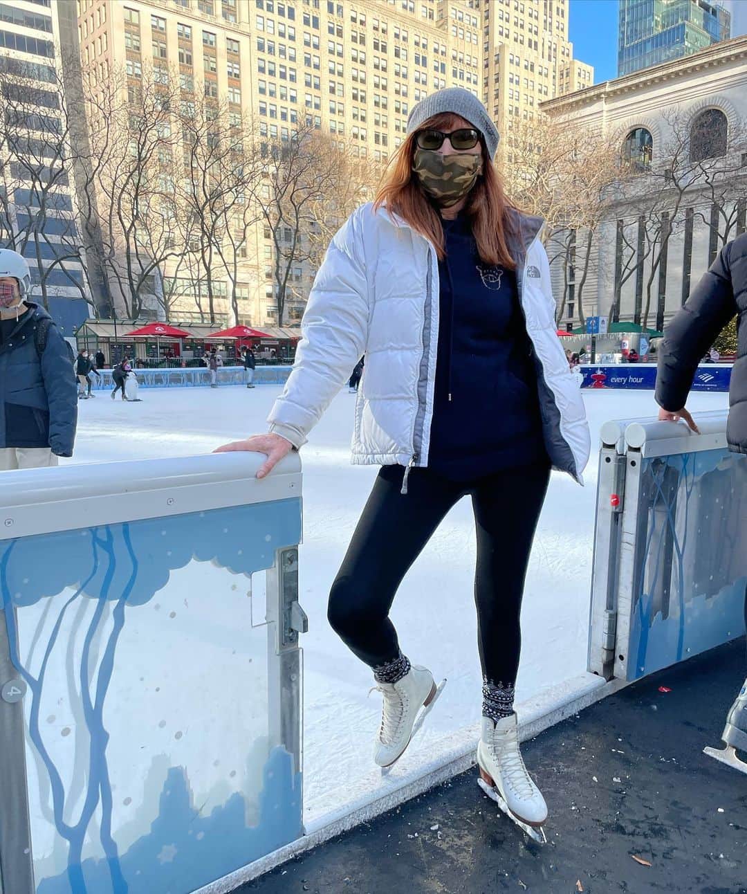 ニコールミラーのインスタグラム：「Loved skating at Bryant Park with NM team!」