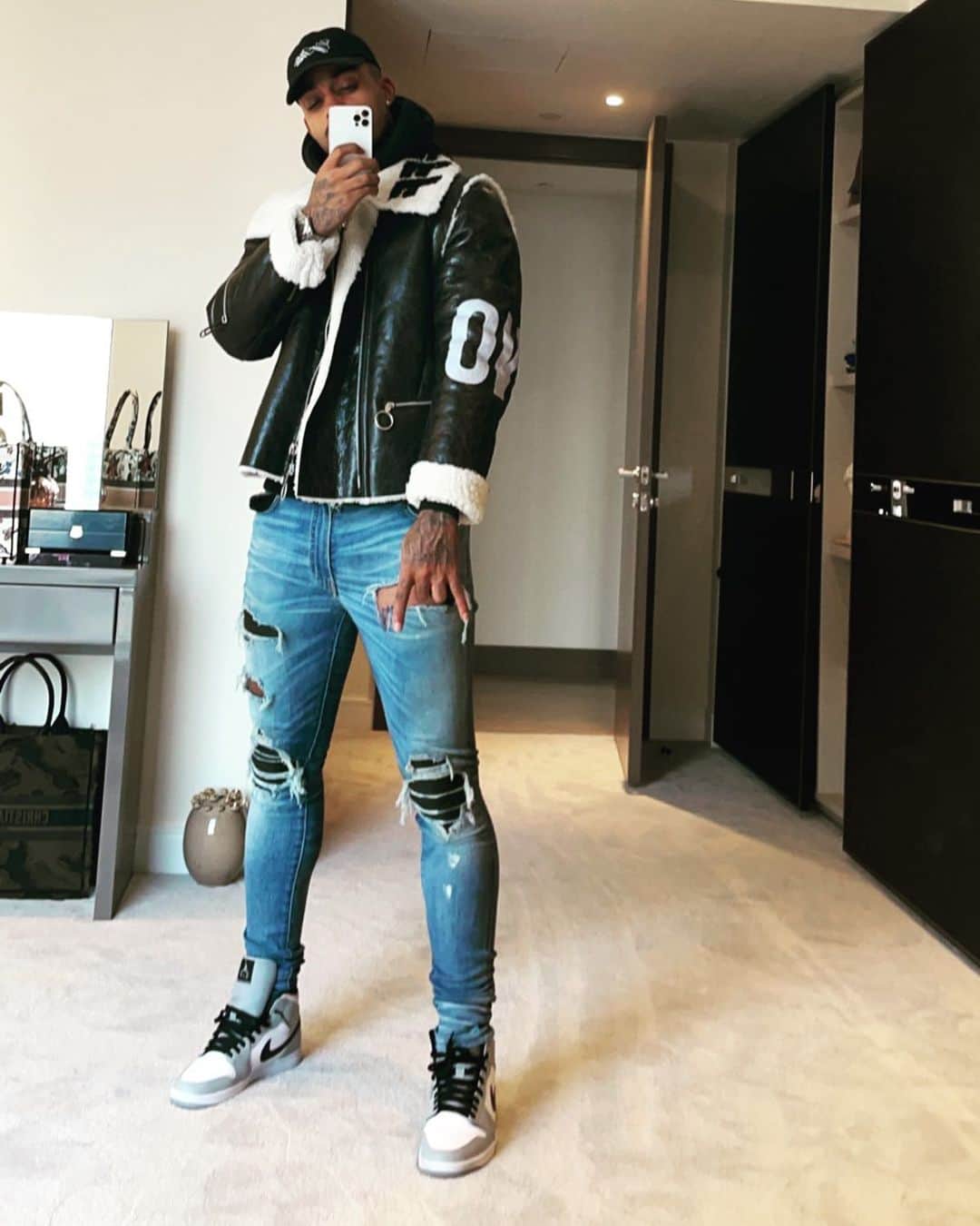 マリオ・レミナのインスタグラム：「ALWAYS FRESH YOU NEVER KNOW IF YOUR ENEMIES ARE BEHIND YOU.  DONT GIVE THEM THE TIME TO TALK SHIT ABOUT YOU !  #BEHAVESAVAGE  🥶 #COLDBLOOD」