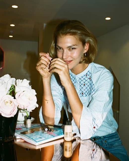 アリゾナ・ミューズのインスタグラム：「My son is 11, and my daughter is two. So I’ve had my son my whole life, I call it—because I was pregnant when I was 19 and had him when I was 20. We've grown up together. It's not the easiest thing for a child, to have a child as a mother. Luckily, he's just an incredible human in his own right. My daughter is so sweet and so funny, and they love each other so much. My son is helping to shape my activism a lot. He’s my first point of contact. When I learn anything, I’m desperate to go and tell him about it, actually. So I really encourage parents to talk to their kids about climate change because children are so logical. In order to feed my son information about climate change, I need to break it down in a way that he’s going to understand it—and by doing that, I understand it better myself.  Thank you @vanityfair - 🔗 in stories for full article 🌎 photo credit @claudialeggephoto」