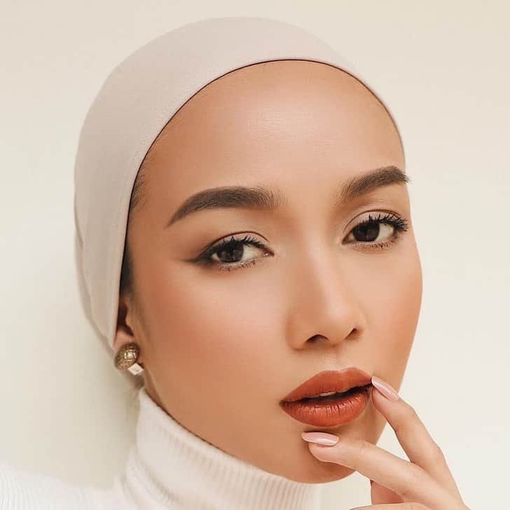 Maybelline New Yorkさんのインスタグラム写真 - (Maybelline New YorkInstagram)「Get @viratandia’s🇮🇩 sweet Saturday look with our #fitmefoundation, #falsieslashlift mascara, & #superstaymatteink Coffee Edition shade ‘caramel collector’.🤎 Double tap to show some love! #mnyitlook #regram」1月24日 1時18分 - maybelline