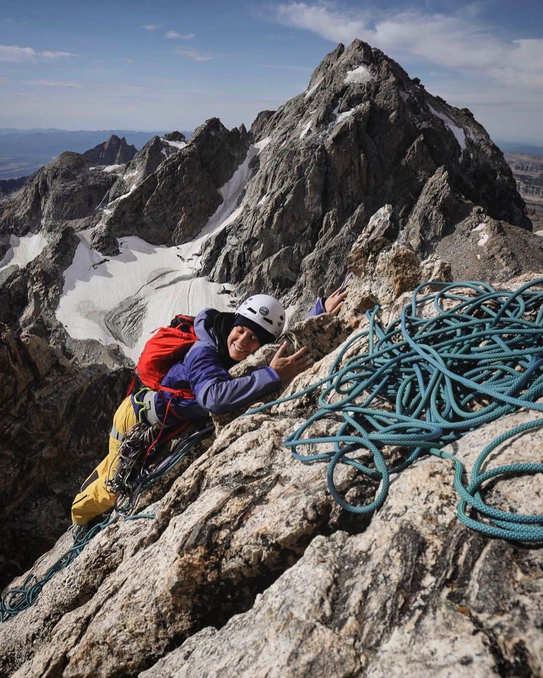 ジミー・チンのインスタグラム：「I often take things for granted in the mountains since I’m usually focused on the climbing, efficiency and speed. It was nice to be reminded by @brielarson to slow down and enjoy the first sun and warm rock of the day after a frigid morning and cold pitch below. I’d never thought of hugging the mountain before either 😂 I think she was pretty stoked to be at the belay. This was from a 16 hour round trip push on the Petzoldt Ridge of the Grand Teton. Proud first route on the GT for Brie and @risemovement. There may have been a little sandbagging involved...  @dougworkman @chrisfigenshau @clairpopkin  ⁣」
