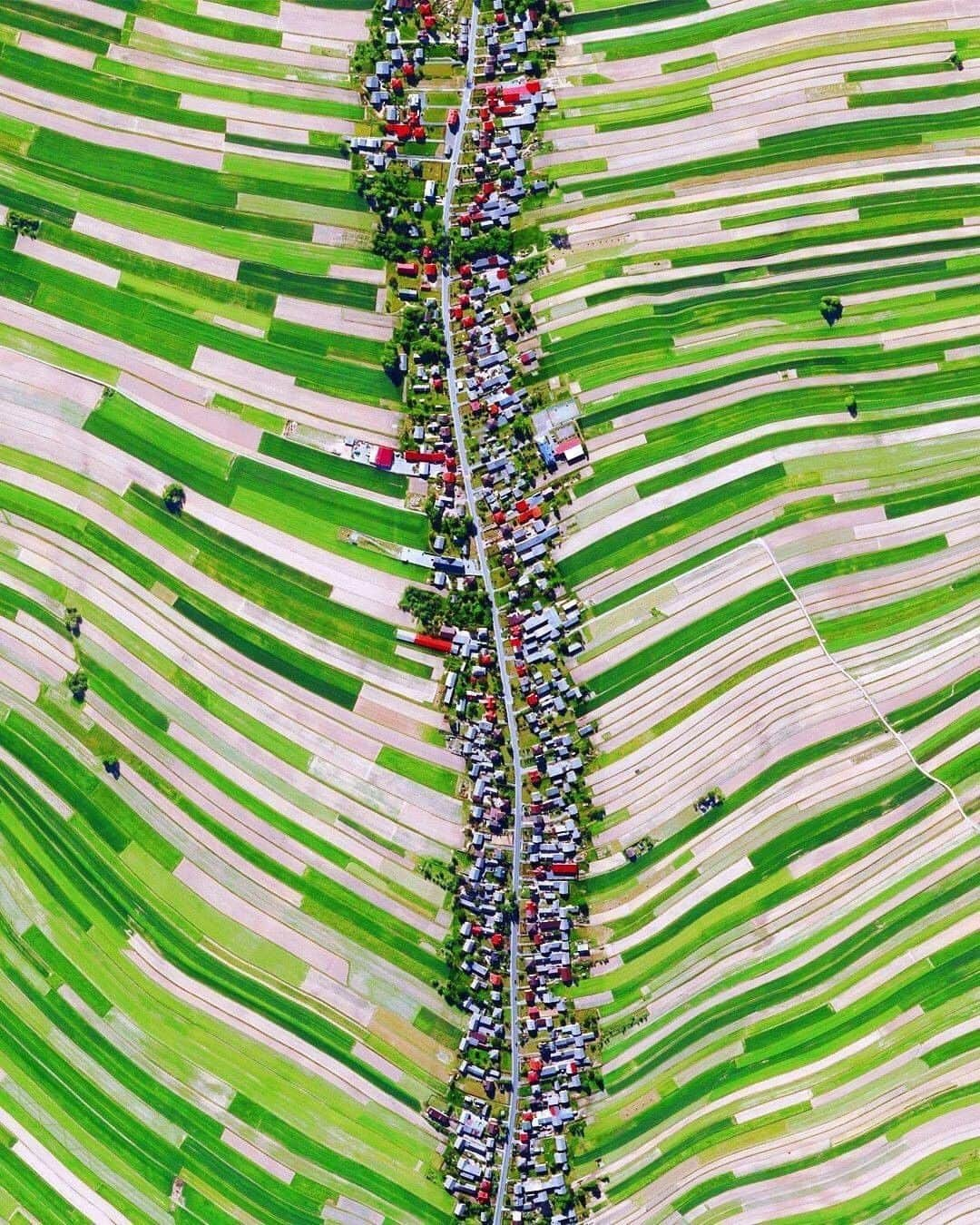 Discover Earthさんのインスタグラム写真 - (Discover EarthInstagram)「Don't you just love this aerial view of Sułoszowa?   Sułoszowa is a Polish locality, seat of the gmina of Sułoszowa, located in the Krakow powiat in the Lesser Poland voivodship.  #discoverpoland🇮🇩 with @worldurbanplanning  . . . . .  #poland  #polska  #warsaw  #warszawa  #igerspoland  #polishgirl  #polishboy  #krakow  #poznan  #igerswarsaw  #polen  #polish  #lubiepolske  #super_polska  #polonia  #cracow  #wroclaw  #vscopoland  #gdansk  #польша  #instawarszawa  #polishwoman  #polishman  #polishgirls  #polishmodel  #варшава  #polskadziewczyna  #loves_poland  #architektura」1月24日 1時30分 - discoverearth