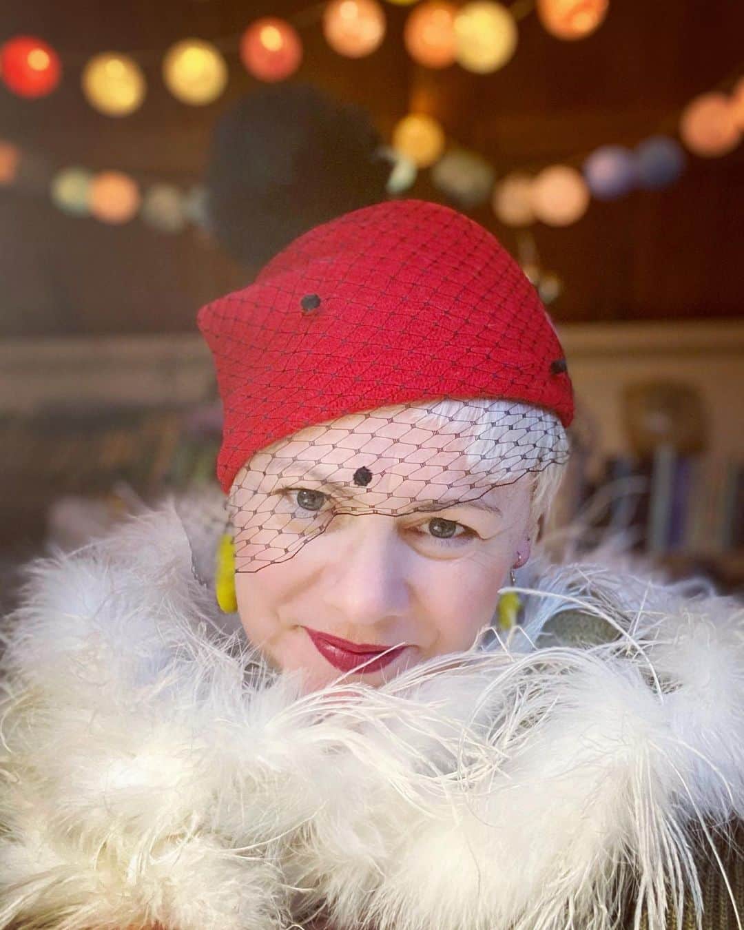 Tea and sittingのインスタグラム：「Sitting in my extremely cold shed with my mum’s old 1980’s feather boa to keep me warm ...because watching yesterday’s Live from @thekarenarthur reminded me just how much I love to dress up and just how important it is to #wearyourhappy ! ( Bobble Hat by @helene_berman_london and Yellow Earrings from @shopgoki ...there’s also a peep of my Granny’s old moss green cardigan which I repeatedly and regularly repair and refuse to throw away! ) #5ftinfwearsthings」