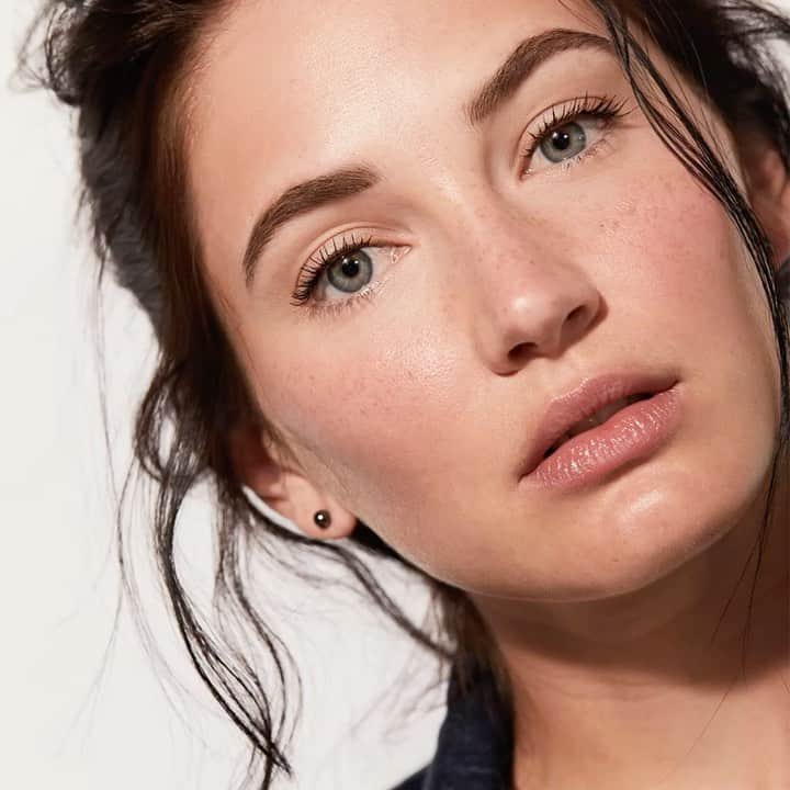 ボビー・ブラウンのインスタグラム：「I’ve been studying skin color as long as I could remember. I learned a lot from my team of artist that always stood beside me. So excited to share the Face pencils which launch on Monday. 25 colors that can be used to lighten and even and match and color correct @jonesroadbeauty」
