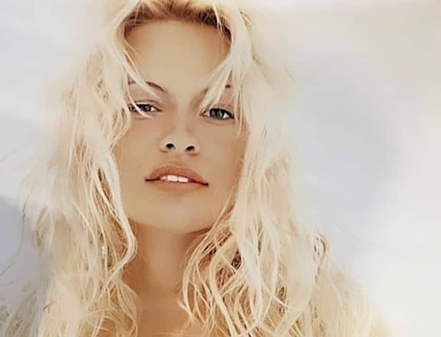 パメラ・アンダーソンのインスタグラム：「🐬 my best life ...”I never thought to find you in my madness” Anais Nin」