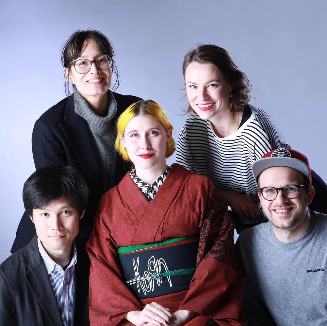 Anji SALZのインスタグラム：「New cast for “Friends”? 🥸😝 Probably not 😂  But a fun impromptu photo with the camera team which filmed my work and life for a major German channel in the end of 2019 🙈  The feature was supposed to air in spring 2020 - in tune with the Tokyo Olympics, but then the world went upside down and I haven’t heard anything about a new schedule for this feature 📺😭😅 Hopefully all the work was not “für die Katz” as we say in Germany 🙈 and I will see the outcome this year? Or some day at least 😭😭💝  Speaking of Friends and TV - what are you currently watching? I haven’t touched Netflix in a while but recently @netflixjp finally got “the Office” so I enjoyed that 😂😂」