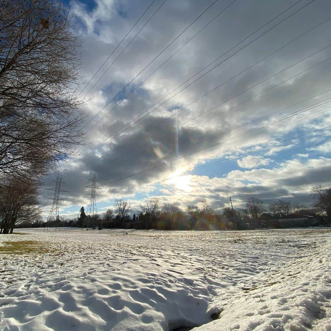 サイモンとマルティナのインスタグラム：「Martina here 📸 There are many different ways to view the same situation. Snow can be inconvenient. The suburbs can be dull. Winter can be awful cold. Rather than repeating and cementing these ideas in my brain as “the one truth” I’ve been actively trying to see the beauty around me. These are all photos I’ve taken from various strolls around the suburbs in Toronto. I’ve always been a lover of snow; no snow fall is exactly the same. ❄️ Some snow is great for shaping, while some is fluffy and fleeting. On some days, the ground is covered in snowy moulding clay, briefly imprinting doggie prints and human prints alike. Snow people and snow forts spring up one day, and vanish the next. It takes the correct cold-to-warm ratio for icicles to appear. And if you’re outside to catch the gorgeous sunset filtering through the trees, you’re also on a mission to GTF home before it completely sets...otherwise you’ll be freezing your butt off.  Yes, it can always be an adventure and a #buildaladder win if you take a step back from the yap-yap-yap prattle inside your own head. Even if just for 5 minutes, give it a try and see what beauty you can find around you.」