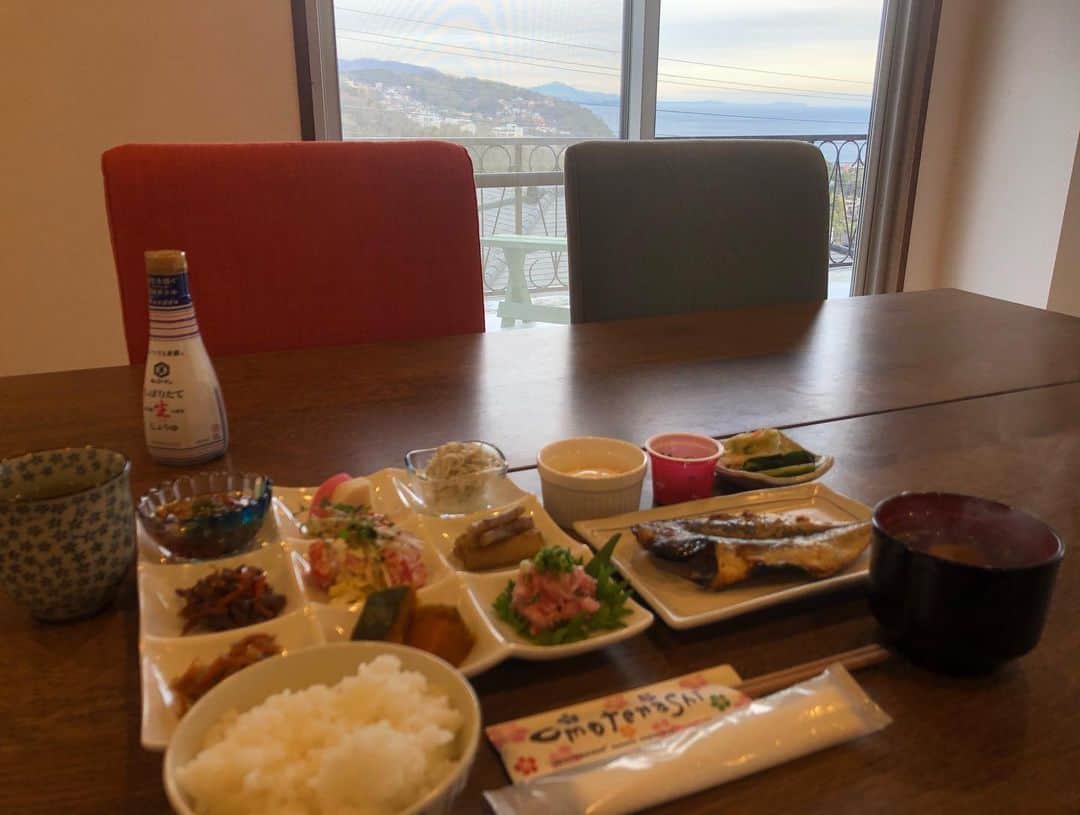 小川理子さんのインスタグラム写真 - (小川理子Instagram)「日本の朝ごはん🍚 温もりがあっておいしい朝ご飯をいただくために、今月の連週出張の最終日はこちらにお邪魔してました❤︎ 温泉は源泉掛け流しで、出張じゃなくてプライベートで温泉旅行に行きたかった。。1回目と２回目でちょっとおかず違う😘比べて初めてわかりました！おいしくてすぐ食べちゃってたから気づかなかった笑 ついに今の会社勤務もあと来週の３日間東京本社のみ‼︎‼︎ ちょうど3年半たちましたっ最後まで無事に頑張ります🥺✨ . #和食朝ごはん #和食 #和食ごはん #飯テロ #温泉宿 #温泉朝食 #食べスタグラム #食べたもの記録 #出張 #伊東温泉 #朝食 #朝ごはん #あじの干物定食 #japanesefood #japaneseculture #japan #morning #japanesemorning #washoku #bussinestrip #bussinestravel」1月24日 1時50分 - ogawariko11