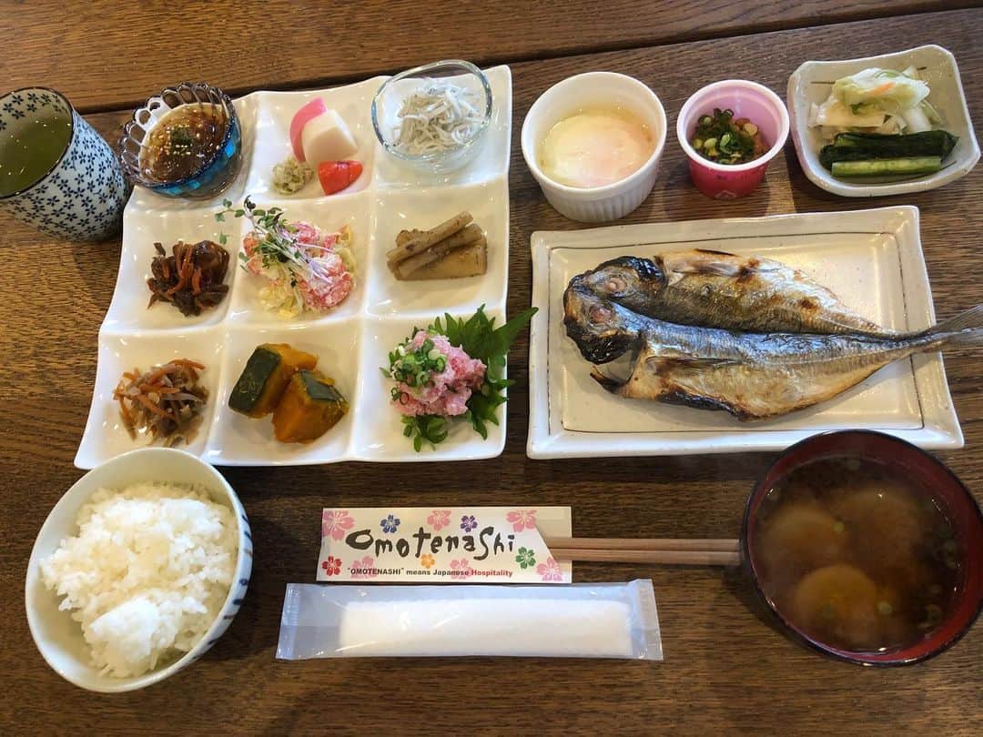 小川理子さんのインスタグラム写真 - (小川理子Instagram)「日本の朝ごはん🍚 温もりがあっておいしい朝ご飯をいただくために、今月の連週出張の最終日はこちらにお邪魔してました❤︎ 温泉は源泉掛け流しで、出張じゃなくてプライベートで温泉旅行に行きたかった。。1回目と２回目でちょっとおかず違う😘比べて初めてわかりました！おいしくてすぐ食べちゃってたから気づかなかった笑 ついに今の会社勤務もあと来週の３日間東京本社のみ‼︎‼︎ ちょうど3年半たちましたっ最後まで無事に頑張ります🥺✨ . #和食朝ごはん #和食 #和食ごはん #飯テロ #温泉宿 #温泉朝食 #食べスタグラム #食べたもの記録 #出張 #伊東温泉 #朝食 #朝ごはん #あじの干物定食 #japanesefood #japaneseculture #japan #morning #japanesemorning #washoku #bussinestrip #bussinestravel」1月24日 1時50分 - ogawariko11