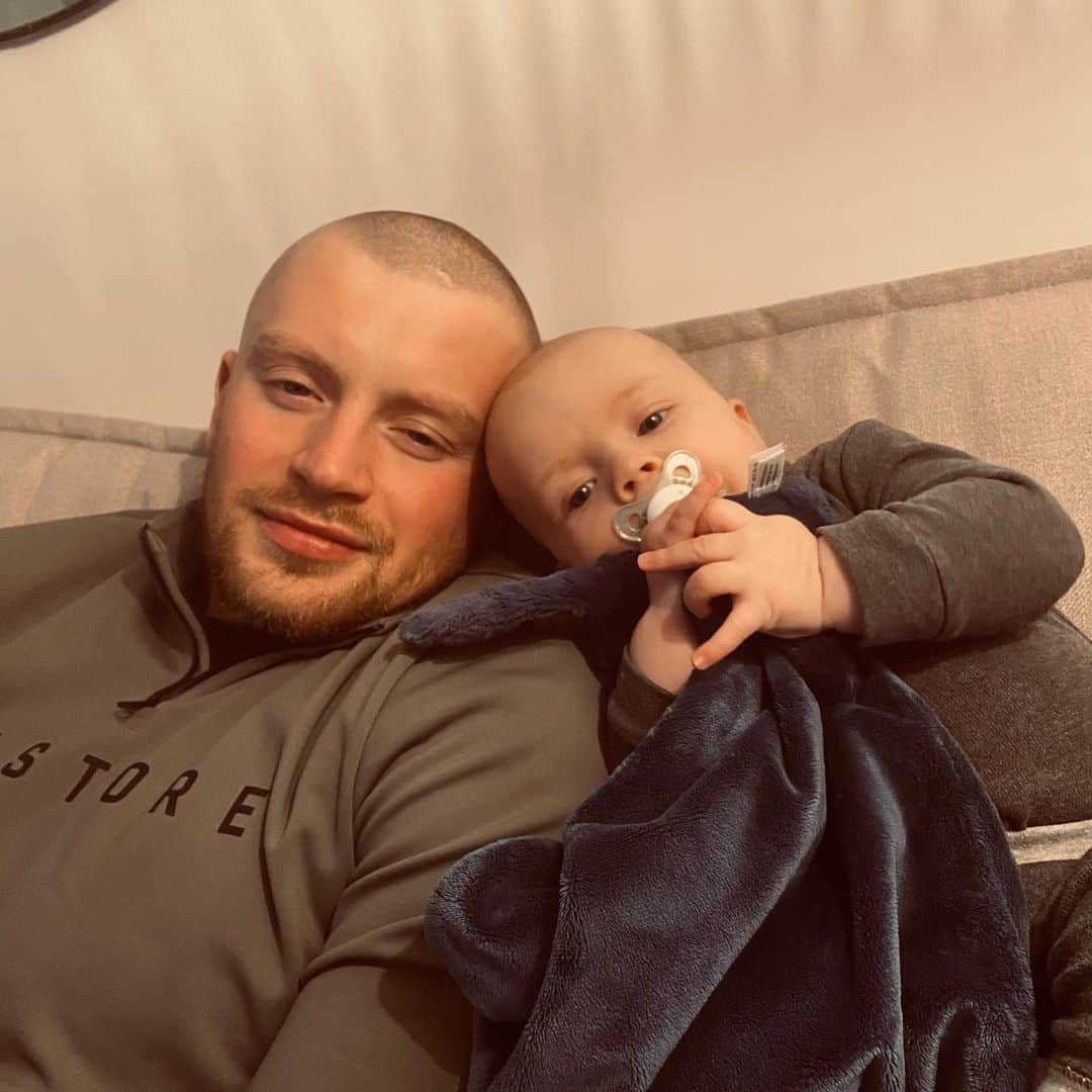 アダム・ピーティのインスタグラム：「Wonder which one of us had a hard week lol🤦🏼‍♂️」