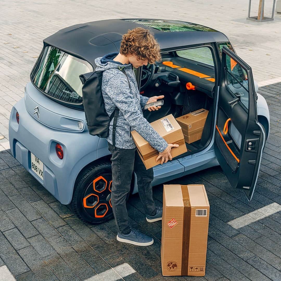 Citroënのインスタグラム：「Be a hit, just like your Ami 😉 #CitroënAmi #ËlectricforAll #InspirëdbyYouAll #Mobility #UrbanMobility #Urban #Car #Instacar #CarofInstagram #Lifestyle #Electric #Design #City #Fashion」