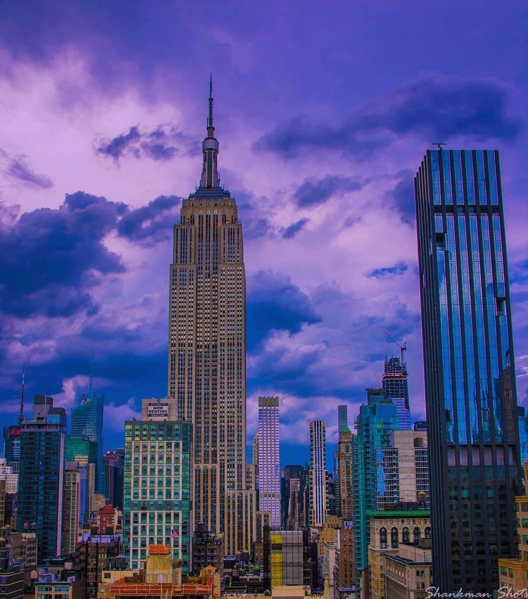 Empire State Buildingのインスタグラム：「#DYK honking your car horn in NYC is technically illegal?    Of course, if you’ve ever been to the Big Apple, it’s pretty clear no one seems to know!    📷: @shankmanshots #EmpireStateBuilding」