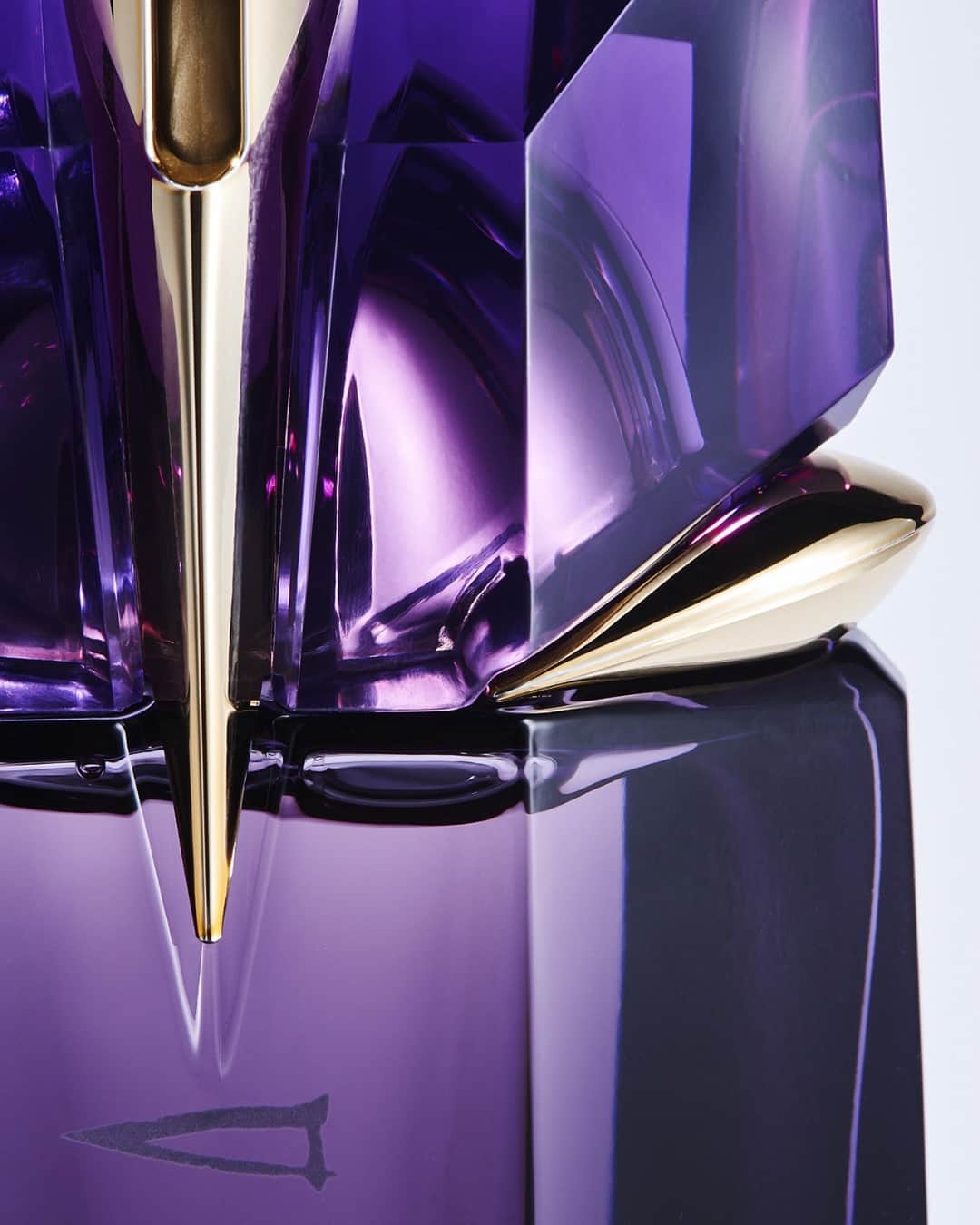 ミュグレーのインスタグラム：「A talisman-like fragrance that releases peace and magic. Alien perfume reveals delicate floral Jasmine, Woody and Amber notes. Refillable at the Mugler Fountain.  #MuglerAlien #BeExtraordinary」