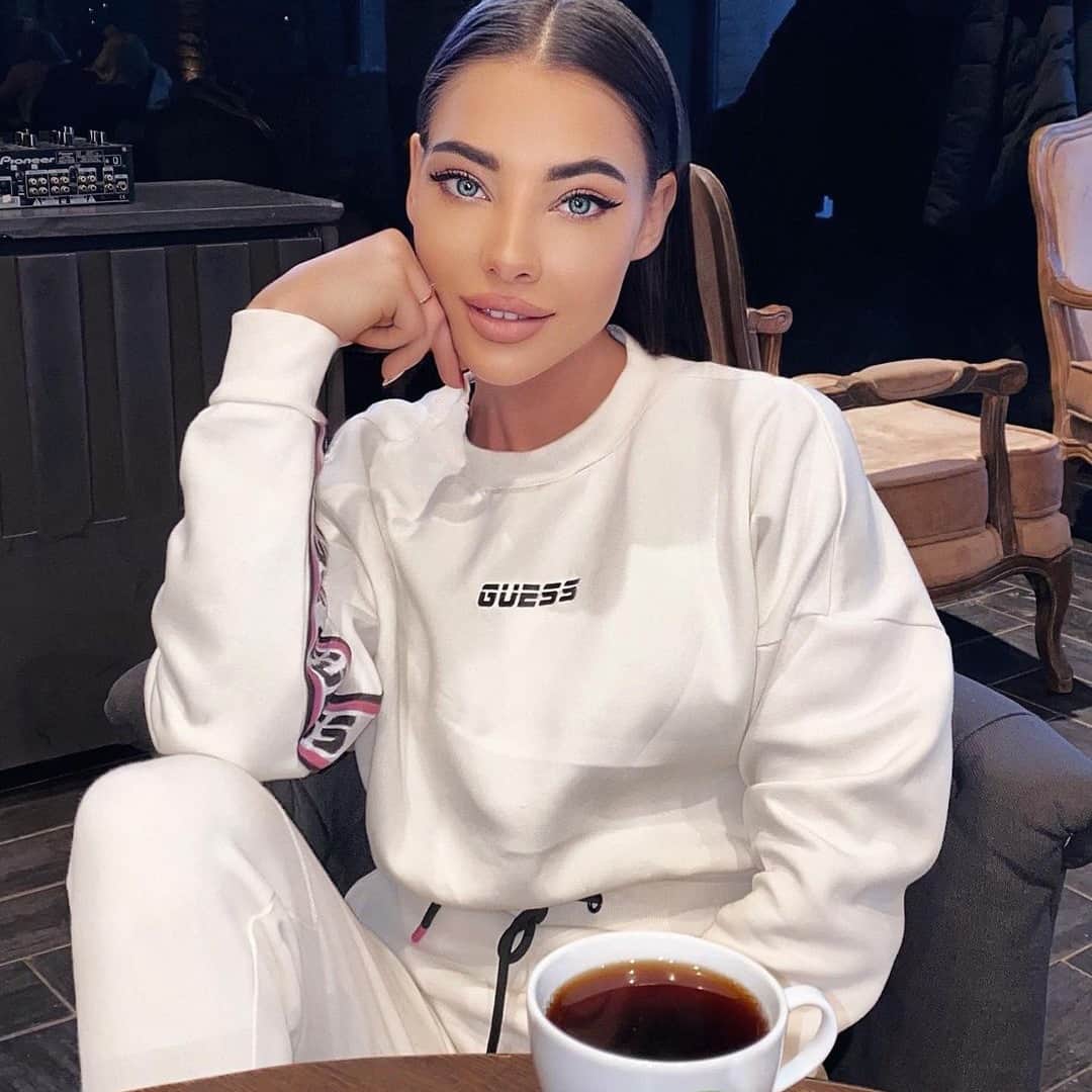 ゲスのインスタグラム：「coffee or tea? ☕️ @veronika_krav in #GUESSActive」