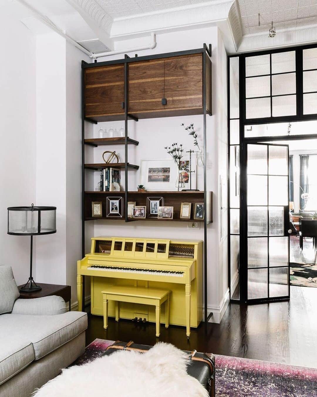 Homepolishのインスタグラム：「Accent rooms with a vibrant pop like a piano in @pantone’s 2021 color of the year, Illuminating. Design by @meggrehl, photo by @juliarobbs.  Check out more pro tips on how to make your space picture perfect at the link in bio.」