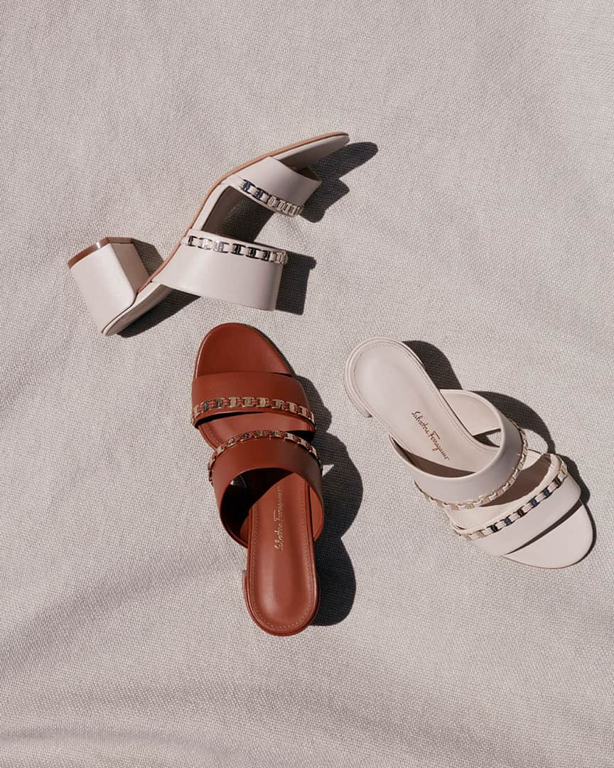 サルヴァトーレ・フェラガモさんのインスタグラム写真 - (サルヴァトーレ・フェラガモInstagram)「An exclusive yet casual selection of Vara chain sandals bears an updated house insignia for everyday elegance. #FerragamoPS21」1月24日 2時00分 - ferragamo