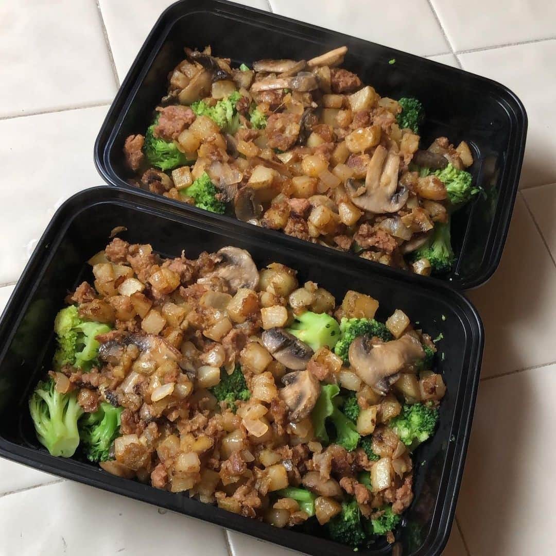 Flavorgod Seasoningsさんのインスタグラム写真 - (Flavorgod SeasoningsInstagram)「Add delicious flavors to your meal preps!⬇️⁠ Click link in the bio -> @flavorgod  www.flavorgod.com⁠ -⁠ Pound of steamed broccoli, two potatoes, half a white onion about 6 small/medium mushrooms and a @beyondmeat patty. by @sivwerdhealthjourney⁠ -⁠ "Cook everything, but the broccoli in a pan with 2tbsp Mediterranean Mix Olive oil and add @flavorgod Everything Seasoning, I ran out so added some Hot Wing to it this time, and when done, enjoy half and save the other half for tomorrow."⁠ -⁠ Flavor God Seasonings are:⁠ 💥ZERO CALORIES PER SERVING⁠ 🔥0 SUGAR PER SERVING ⁠ 💥GLUTEN FREE⁠ 🔥KETO FRIENDLY⁠ 💥PALEO FRIENDLY⁠ -⁠ #food #foodie #flavorgod #seasonings #glutenfree #mealprep #seasonings #breakfast #lunch #dinner #yummy #delicious #foodporn ⁠」1月24日 2時02分 - flavorgod
