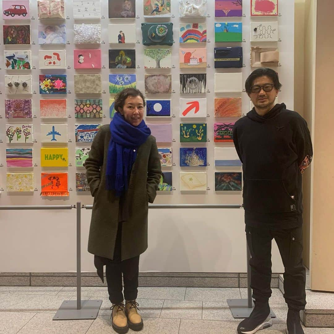 クリス智子さんのインスタグラム写真 - (クリス智子Instagram)「「匿名希望展」はじまっています。@六本木、東京ミッドタウン　プラザB1F メトロアベニュー。 @tokumei_kiboten   前回に引き続き、絵を描き、参加させていただきました。 匿名希望展だけに、誰が描いたものかは展示ではわからず、自分の直感、感覚で絵を選んで（最低金額¥4000〜金額は自分で決めて）買う、チャリティーアートイベントです。  買ったあとに、誰が、どういう思いで描いたのかがわかる、という...作品はもとより、自分の直感とつながる、とても面白い企画。  今回のテーマはHAPPY。 この状況下、みんなどんなHAPPYを描くのだろう？と 興味津々でした。 私も、小さなキャンバスを前に、色々考えました。 有意義な時間。  今年は、websiteでも買えるようになっているのですが、ほぼ売れていると！2日目にして、すごい。  私のも、どなたかが連れて帰ってくださったようで、 嬉しいです。  ドネーションは、フィリピン・セブ島の子供たちへのト用具プレゼントとなります。  ぜひ、ふらり、六本木　東京ミッドタウン地下に。 作品展示は2／7日までです。  写真は、先日、番組にもゲストとしてご登場頂いた デザインビジネスプロデューサーの天野譲滋さんと。 @george_creative_company   素敵なアイディアにいつも、 ジョージさん、ありがとうございました👏」1月24日 2時01分 - chris_tomoko