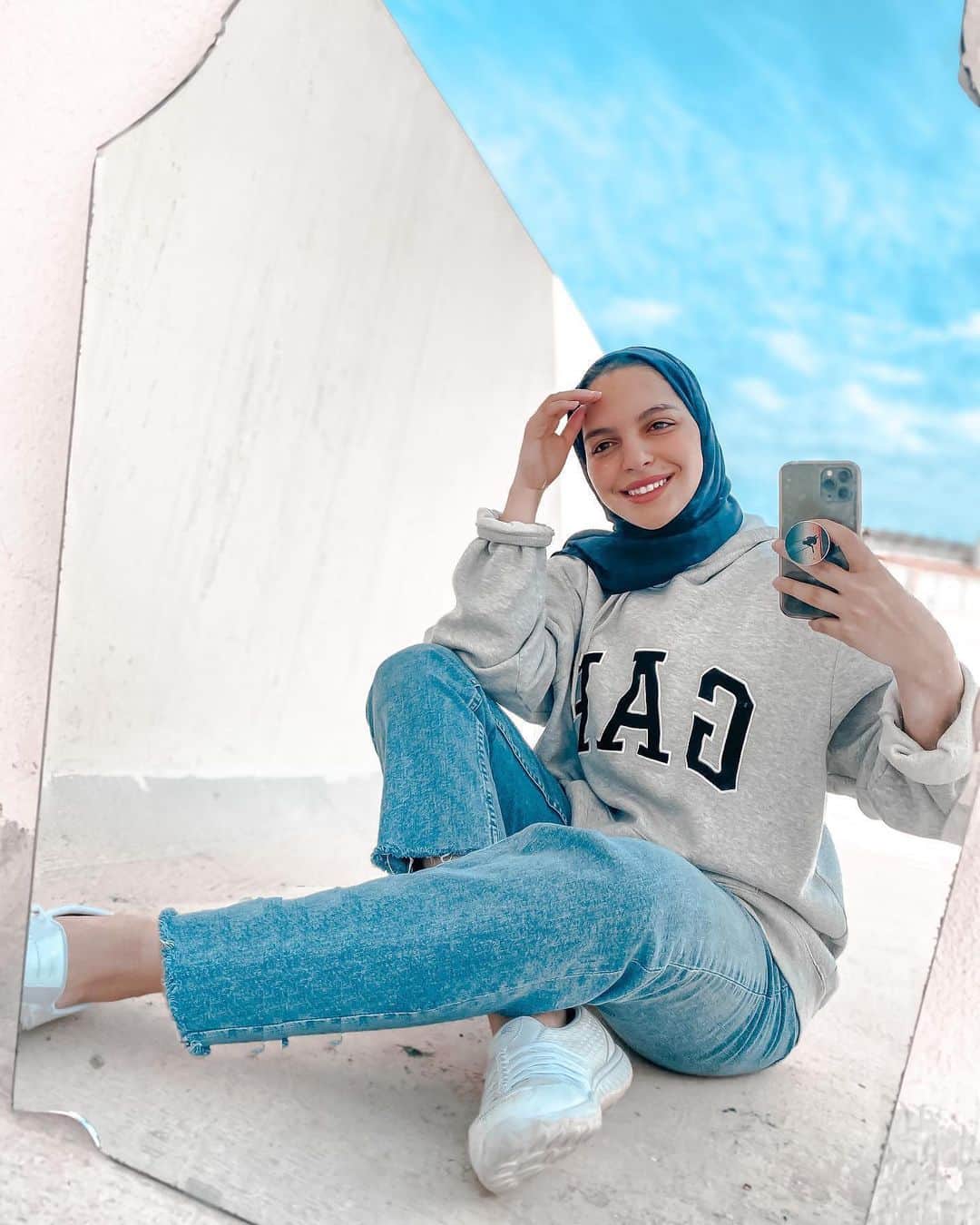 GAPさんのインスタグラム写真 - (GAPInstagram)「#HowYouWearGap: Logo edition. ​ . Blue jeans, blue sky, blue hijab.  📸 @rubamohd95」1月24日 2時04分 - gap