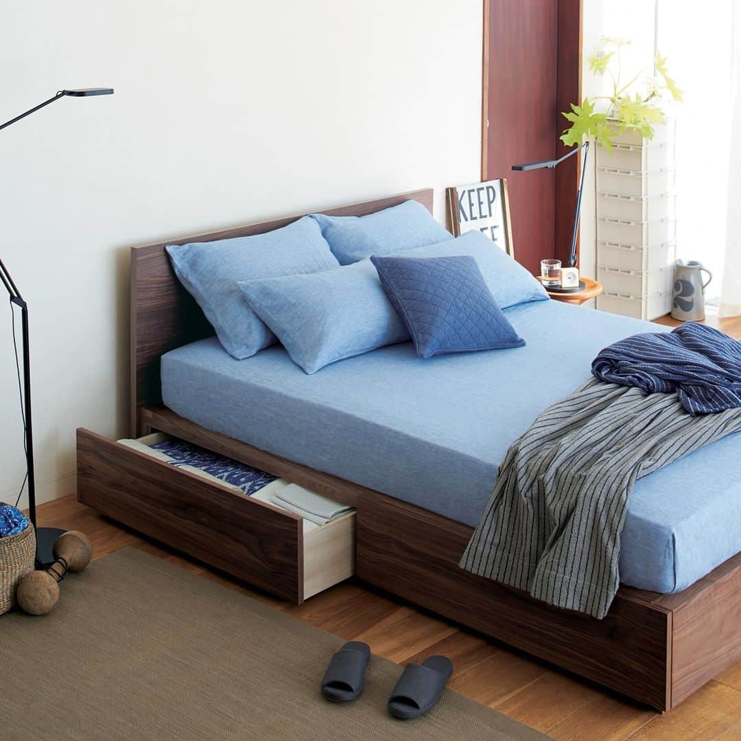 MUJI USAさんのインスタグラム写真 - (MUJI USAInstagram)「Out of sight, out of mind.  Under bed storage is often overlooked, and can be utilized to increase the footprint in a bedroom. Tuck away seasonal bedding, suitcases, and other non-essentials underneath in the Storage Bed.   Shop special limited time pricing on the Storage Bed Sets before they're gone.  #muji #mujiusa #interior」1月24日 2時08分 - mujiusa