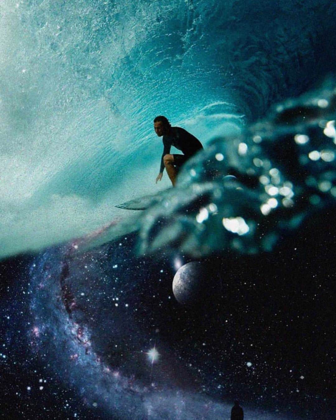 ジョーディ・スミスのインスタグラム：「Above and beyond 🪐🌊 @estellesdesigns_」
