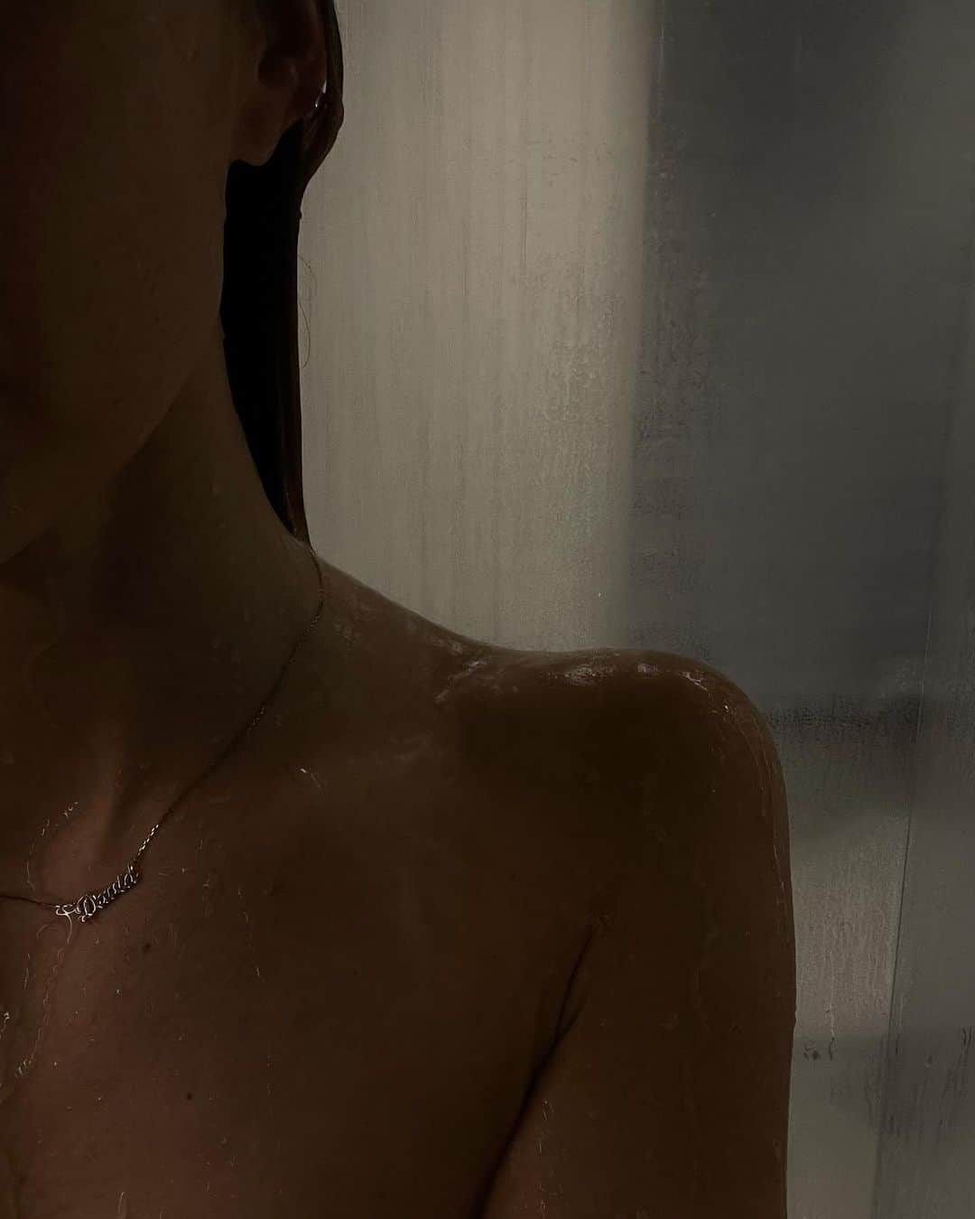 バー・ラファエリのインスタグラム：「💧」