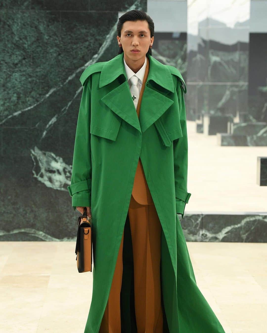 Fashion Weekさんのインスタグラム写真 - (Fashion WeekInstagram)「Green as far as the eye can see at @louisvuitton's Menswear Fall/Winter 2021 show by creative director @virgilabloh at #PFW. Photos by @gettyimages.」1月24日 2時18分 - fashionweek