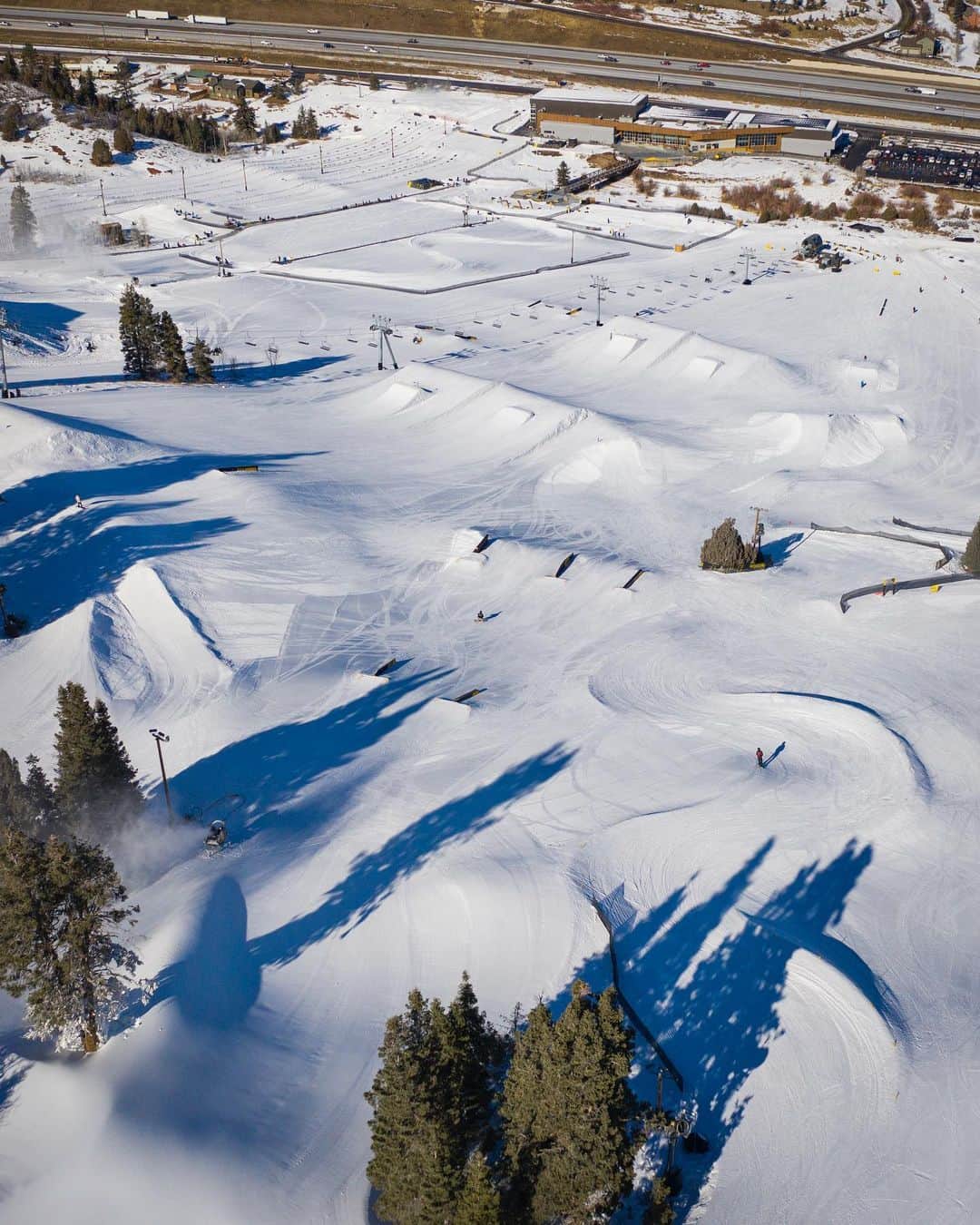 ケン・ブロックのインスタグラム：「Woodward Park City is looking prime right now!! One of the best setups in the world for park shredding - inside and out. I have had a lot of fun with my kids there recently. Hard not to have fun when it’s built this good!! @woodwardparkcity」