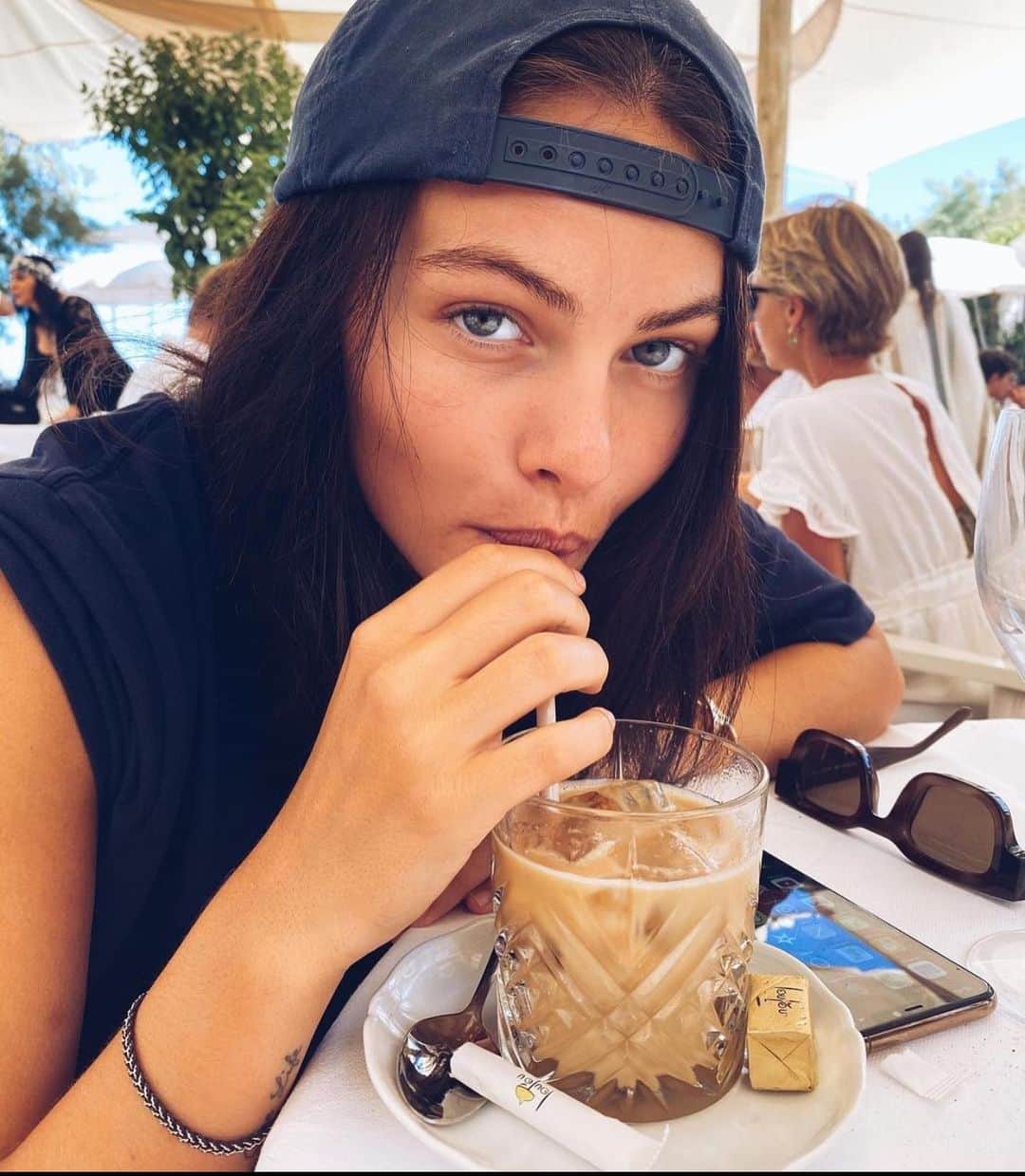 ティラーヌ・ブロンドーのインスタグラム：「Ice latte pls ☕️」