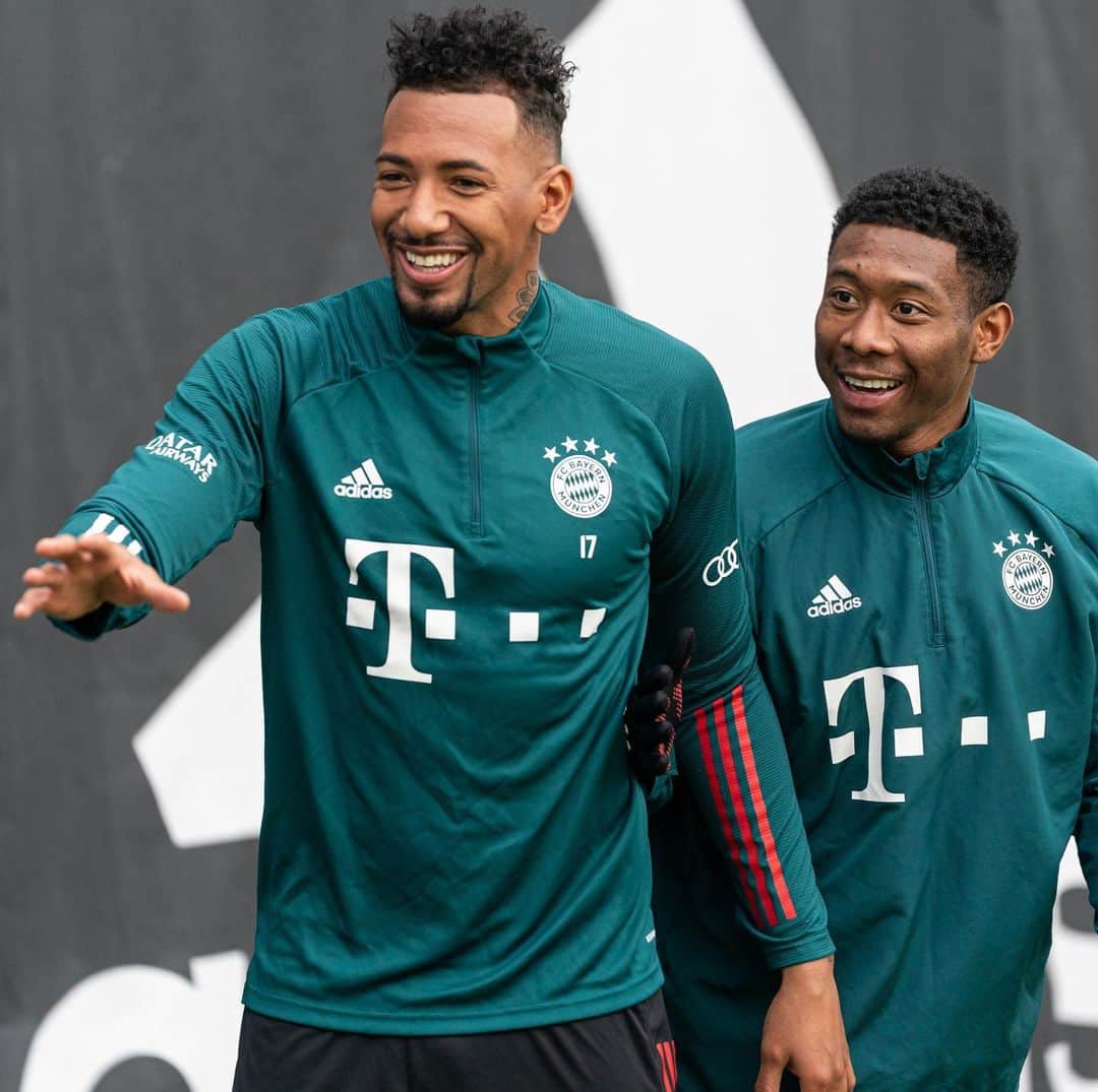 ジェローム・ボアテングのインスタグラム：「When I show my little brother how to use the left foot 😉 vs. when he finally understands 😂」