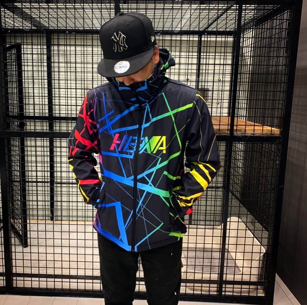 のインスタグラム：「新商品着弾✅ まだあるけど、チラ見せ！！ フード付きジャケットを首元も隠せるようにパターン変えました！。 かなりカッコよすぎ、マジでいい。 後はTシャツ。 更に、今回からはHEXAタグも付けて完全にオリジナルと解るようにしました！。。  #スカイトモ  #skytomo #ボウリング #ボーリング  #hexa #youtuber」