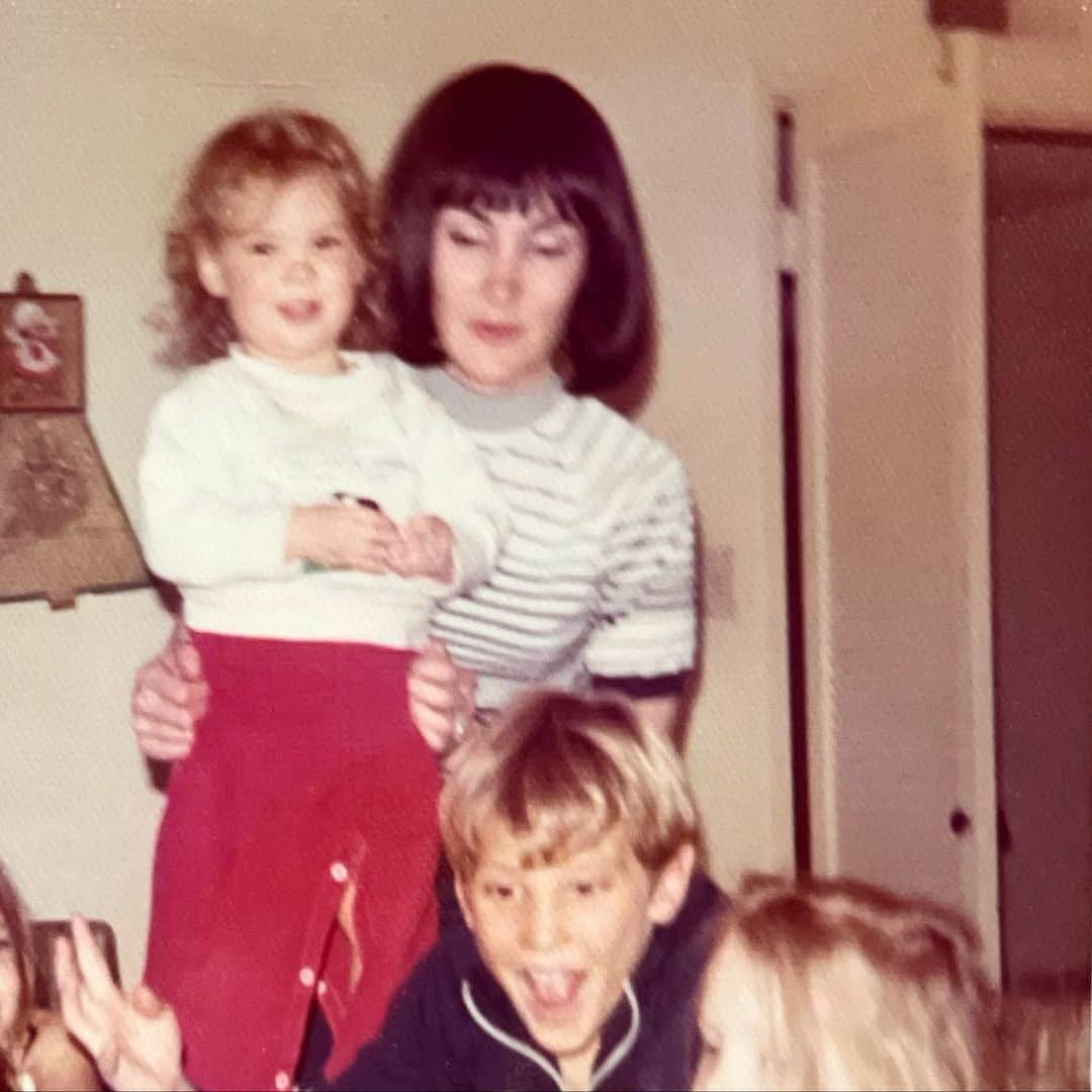 ヘザー・マクドナルドのインスタグラム：「My first stand up gig was at a birthday party. My next will be @improvhouston Feb 12 & 13. My mom managed me and birthed the audience and wore a wig way before the Real Housewives did. She is no longer here so I need you to come instead. Link in bio at HeatherMcDonald.Net. #juicyscoop #standup #1970s」