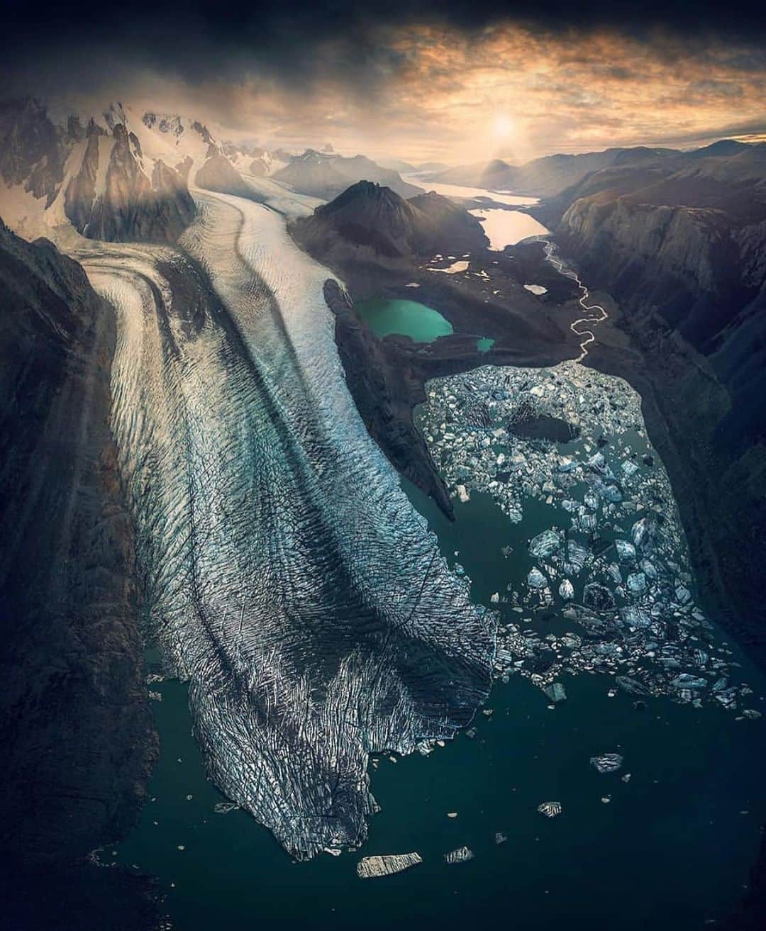 Earth Picsさんのインスタグラム写真 - (Earth PicsInstagram)「Glacier rivers all around the world 🌏 Which one is your favorite? By @maxrivephotography」1月24日 2時59分 - earthpix