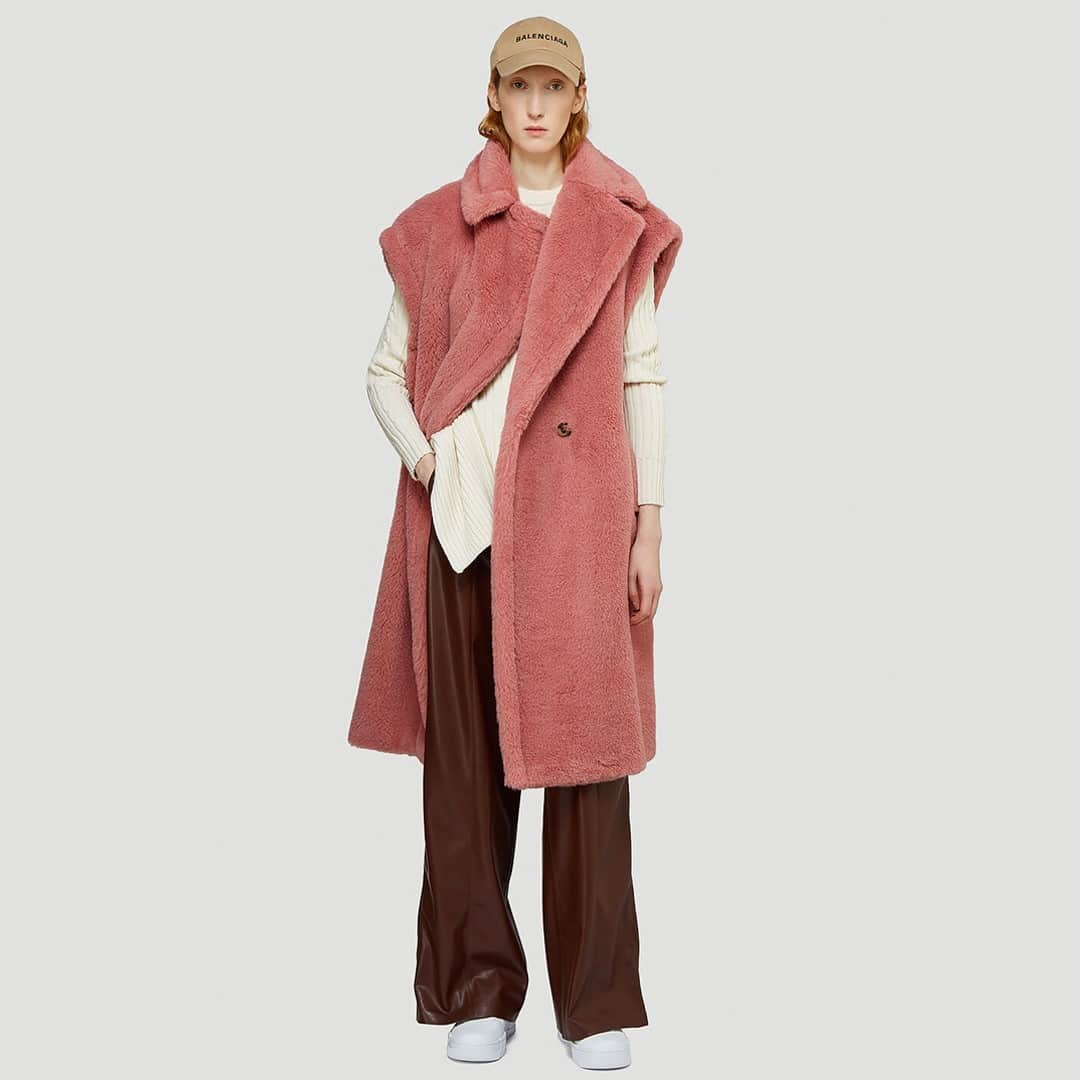 エルエヌシーシーのインスタグラム：「Max Mara's Gettata Coat embodies Italian style and luxury.  Explore LN-CC's curated selection of Max Mara online now. @maxmara」
