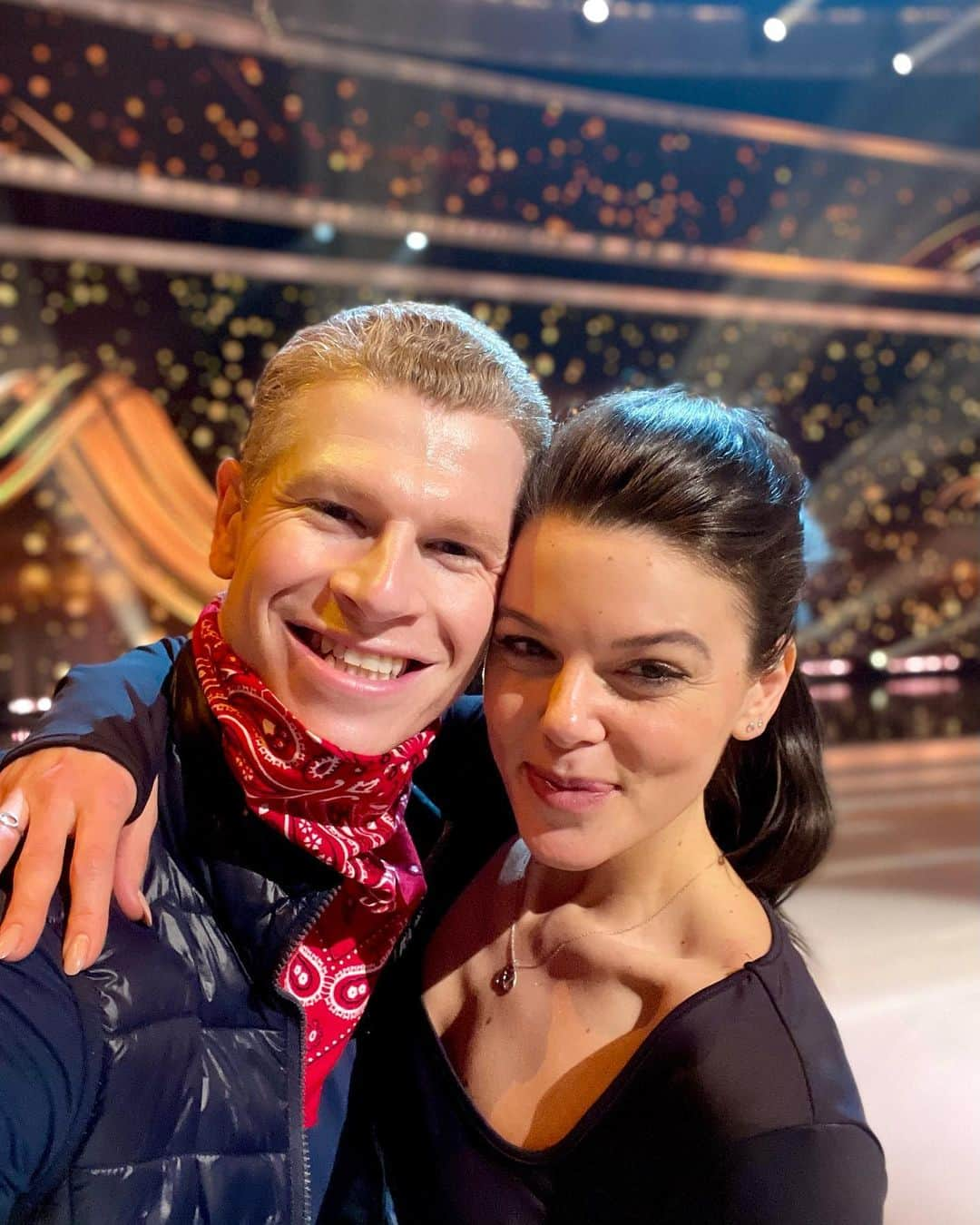 ハミッシュ・ゲイマンのインスタグラム：「Swipe to see some of @faye_brookes first steps on the ice ❄️ Tomorrow will be a proud day for me regardless of the what happens. Why am I proud? I’m proud of @faye_brookes for everything she embodies—grit, dedication, patience, and above all being kind.  I’m proud of Faye because the real enjoyment in anything we do in life is in the journey and not the destination. Everyday on the ice with Faye is filled with smiles, laughs, plenty of practice, slips, trips, and falls. Having the awareness to be present and enjoy the small victories everyday. But still managing the inevitable bumps along the way.   Any celebrity that has done @dancingonice will know how challenging this show is—the ice is a great leveller. The trust and hard work it takes to do this show should not be underestimated, so hats off to all the celebs this series.  I’m incredibly lucky and eternally grateful to have two incredible women in my life right now, one as my skating partner and one as my fiancée ❤️ I know I can be a pain in butt sometimes (well, most of the time) but both @ameliaskating and Faye entertain my crazy ideas and go one better and help guide our path and make my ideas possible.   The routine you see tomorrow is a team performance. It’s not just Faye and Hamish. It’s Amelia, @iamjustjoe (Faye’s bf), @princekalvin, the coaches @stephenpickavance @thedanwhiston, @woo2kaz, the incredible wardrobe department lead by @vickygilldesign, the creative team, sound, lighting, props, FX, hair n makeup lead by @marcosgmakeup, medical/physio, and all of production for supporting and keeping us safe. For anyone I’ve missed you know who are you ☺️ Without this incredible team nothing would be possible on the ice tomorrow.  My biggest challenge tomorrow will be to not cry when we stand together on the ice at the end of our routine as I could not be more proud of this Bambi on ice ✨  Remember, to vote the easiest way is to download the @dancingonice app.  #dancingonice #teamfaymish」