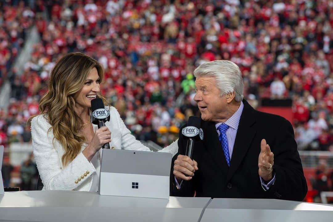 エリン・アンドリューズのインスタグラム：「Can’t believe this was last year’s NFC Championship. Seems so long ago. I miss the fans, the pregame show guys, hugging people, and just being able to be around everyone.」