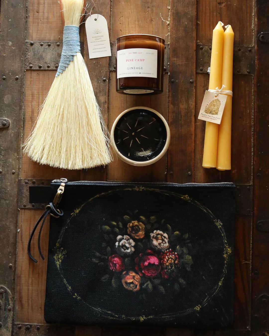FOLKのインスタグラム：「I was on a call yesterday with my friend Jen and we were discussing our love of handmade and American made. We were brainstorming how we can do more to promote those we love, and those we’ve yet to discover. One of the ways I want to do that is by highlighting more makers and small businesses on my blog over on our website. Each Friday I will share my five favorite handmade and maker made items of the week. Sometimes they’ll be from our shop and sometimes they’ll be things I discover via my travels, here browsing IG, or via submission from the makers. This week the five are from @sunhousecraft, @jenniferlanne.studio, @thankfulsagefarmschool, @lineagegoods, and Black Rabbit Pottery.」