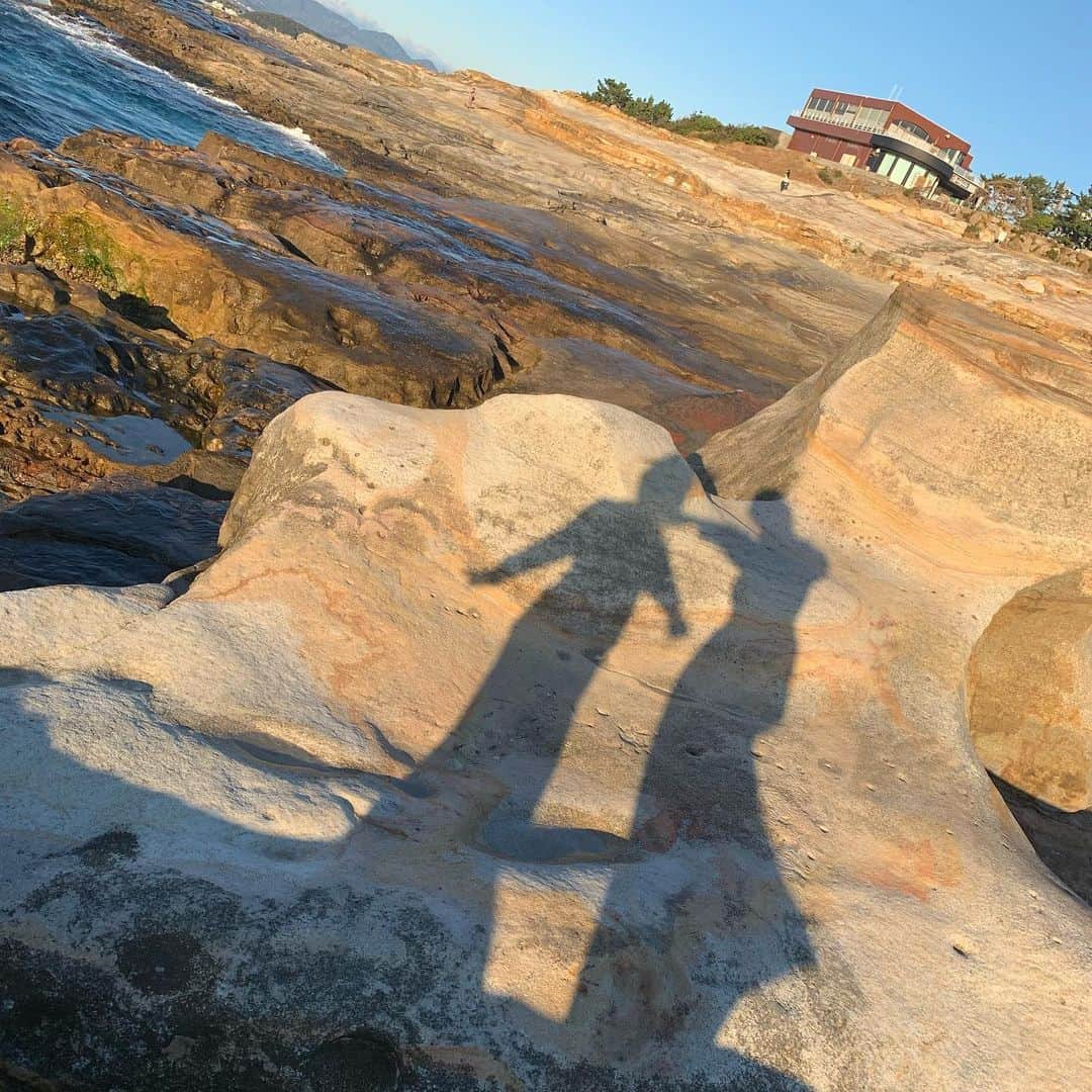武井玲奈さんのインスタグラム写真 - (武井玲奈Instagram)「. . 和歌山の千畳敷🏝☀️ 大好きな癒しスポット//// . 座って、大好きな海見て 夕日あびながら ぼーっとしてるだけで おだやかな気持ちになれる♡ . この時は親友と癒しツアーに いきました(笑) また行ける日がきますよーに！ . . #wakayama #和歌山 #千畳敷 #bestfriends #💓」1月24日 8時31分 - takeirena