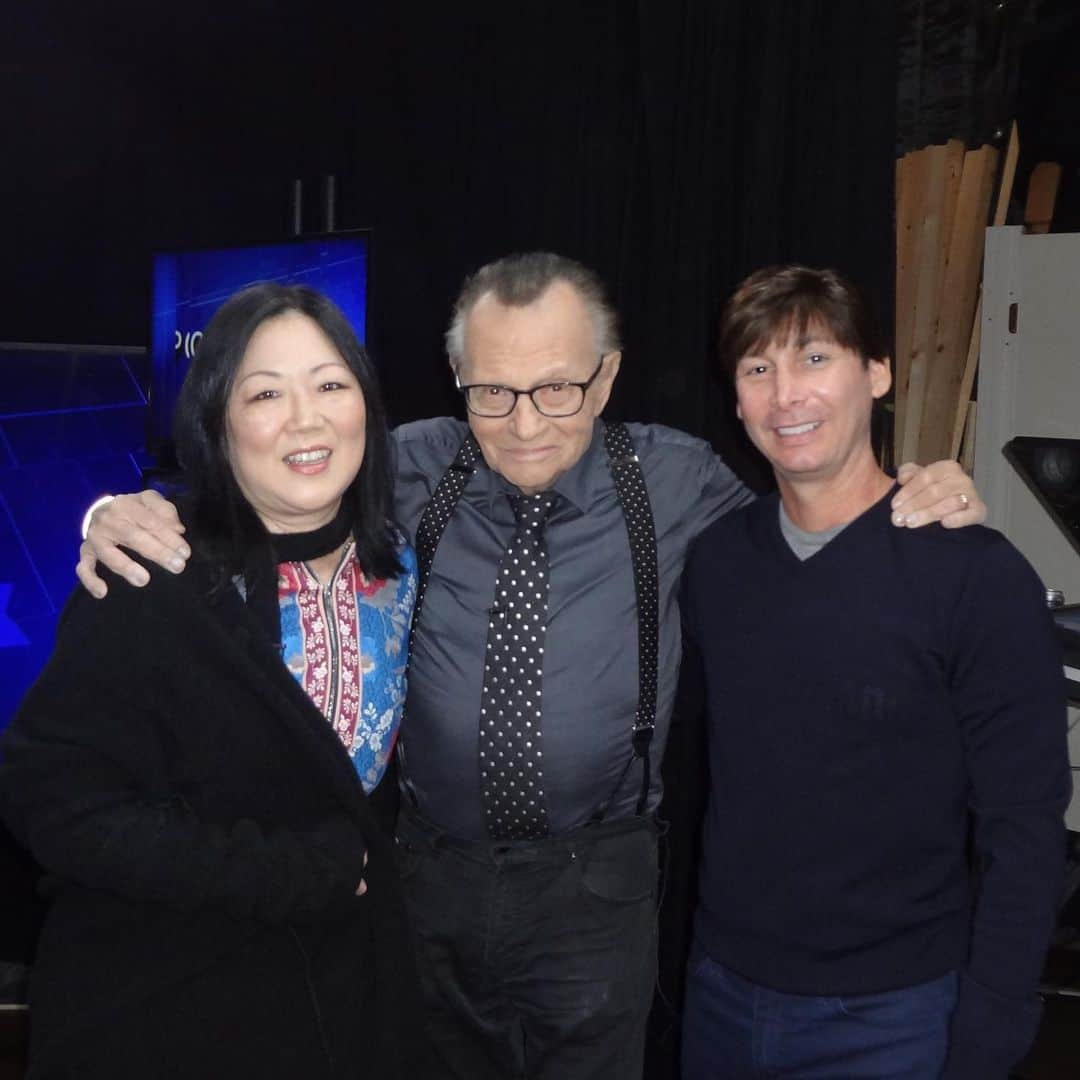 マーガレット・チョーさんのインスタグラム写真 - (マーガレット・チョーInstagram)「Me with #larryking and @kenphillips750 Larry was such an amazing icon. Truly a legend and a nice guy. When I went on his show he wore fake tattooed sleeves - it was legendary. #rip @larrykingnow」1月24日 8時32分 - margaret_cho