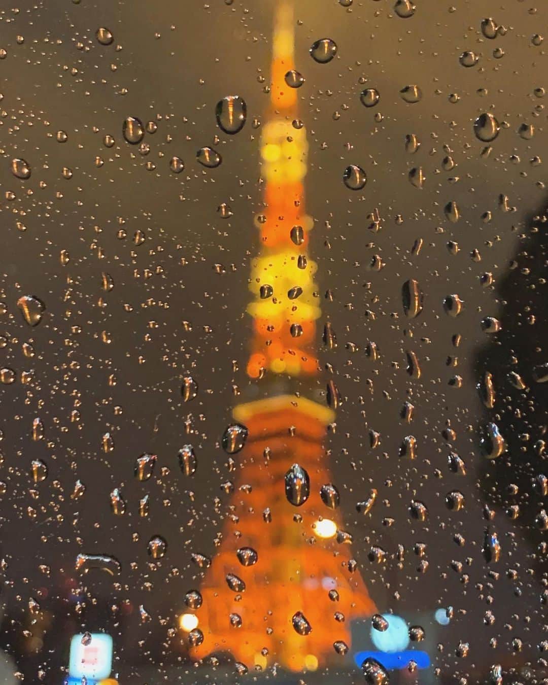山本真由美のインスタグラム：「. . 雨の日、 ぼんやり浮かぶ東京タワー、 綺麗でした🥰 .  The red color of Tokyo Tower that  floats on a rainy day. 🗼⁝⁞⁝⁞⁝  . #tokyotower  #tokyo #japan  #rainyday #rain  #beautiful #architecture  #photography #camera  #photographer #雨 #red」