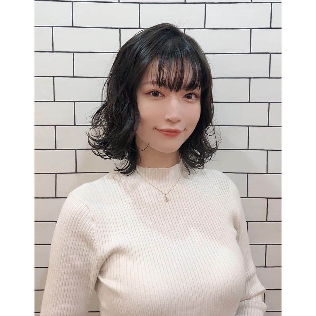 小嶋みやびのインスタグラム：「カラーとトリートメント✨(行ってから2週間経ってる😨笑) 仕事のヘアメで傷みがちなんだけど、サラツヤにしてもらいました！！ @kiyo_aust_hair   #美容院 #ヘアスタイル #hair #トリートメント #ヘアカラー #haircolor」