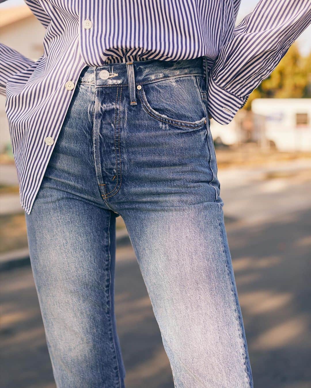 motherdenimのインスタグラム：「New Fit Alert❗ Introducing The High Waisted Hiker Hover   This slim straight-leg was adopted from our men’s line and features a wider fly and low-set back pockets with a high waist and a 29-inch inseam. Crafted from sturdy denim with a medium blue wash that’s a throwback to the 90s. 👖🖤」