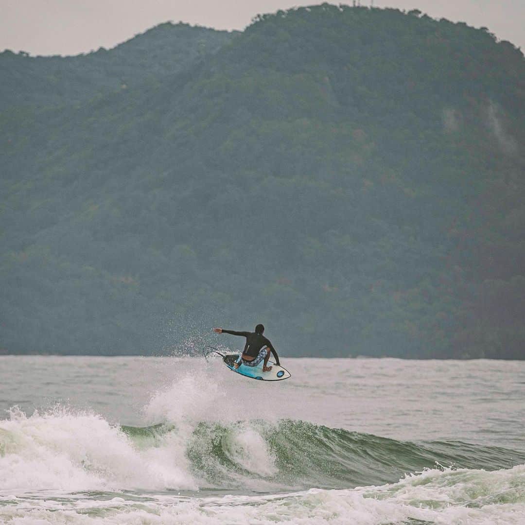 ミグエル・プッポのインスタグラム：「Me entrosando com a vala✌️💙 Surf com meu parceiro @matheusnavarro ✈️ #Deusnocomando (📸: @osvaldopok )」