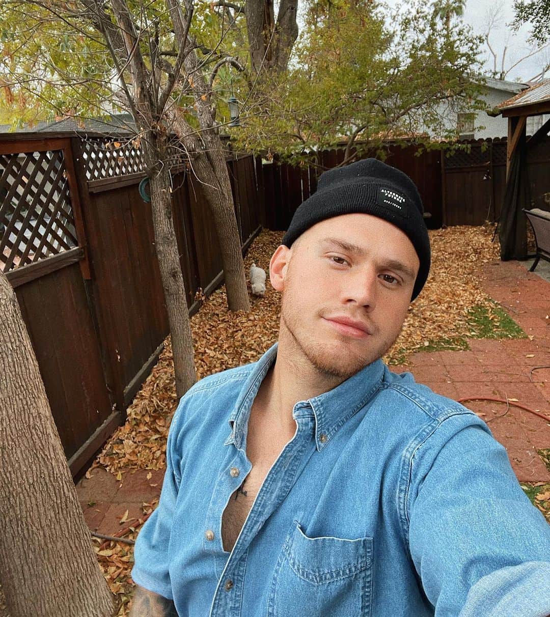 ブランドン・シェイアのインスタグラム：「I miss the PNW the most when it rains in LA」
