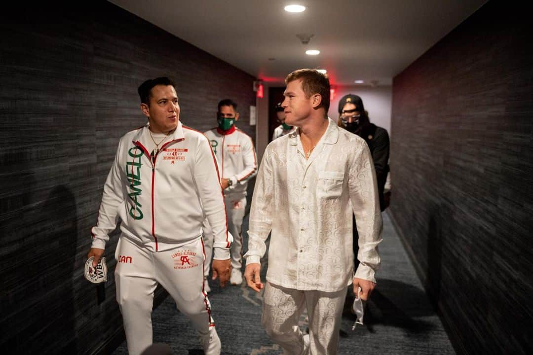 サウル・アルバレスさんのインスタグラム写真 - (サウル・アルバレスInstagram)「🇲🇽 Siempre caminando juntos 🤜🤛  🇺🇸 Always walking together 🤜🤛 @caneloteam」1月24日 3時38分 - canelo