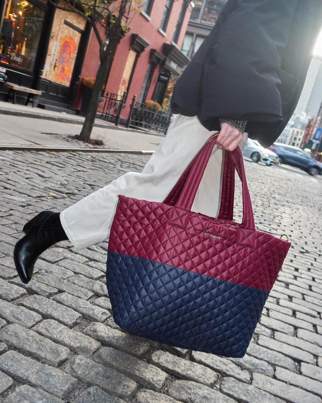 MZウォレスのインスタグラム：「Where are you headed in 2021? The Large Metro Tote Deluxe — with an ultra-organized and roomy interior— will take you wherever you need to go. Tap to shop.」