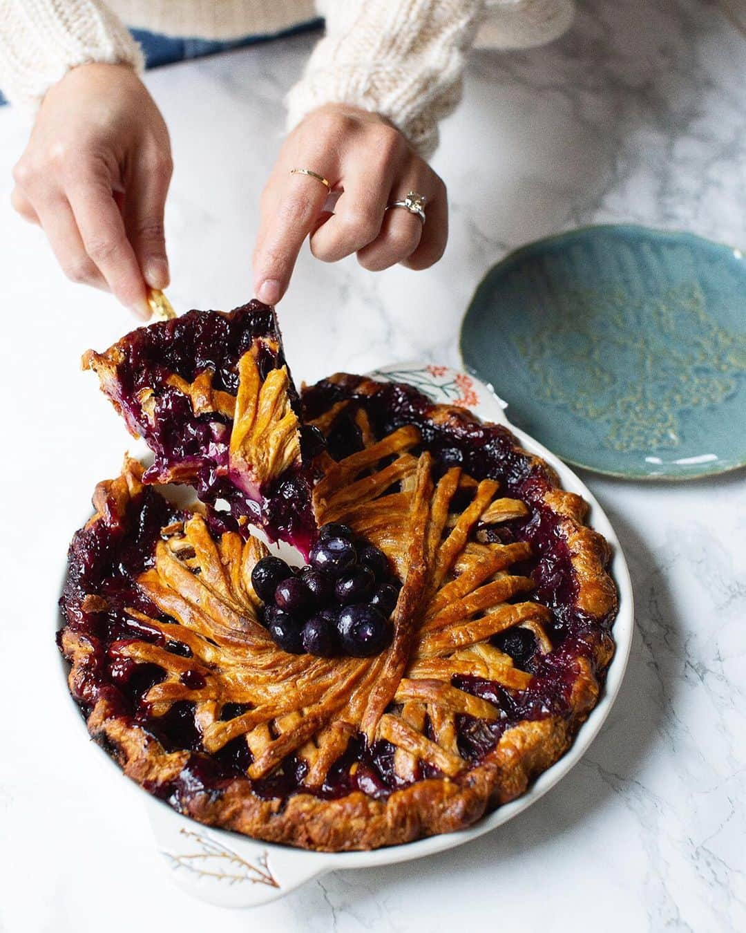 Anthropologieさんのインスタグラム写真 - (AnthropologieInstagram)「YUM! We'll take a slice of whatever @lokokitchen is serving – but we want to know: Which fruit flavor are you craving this #NationalPieDay? 🍒🥥🍏🍌 Comment and tell us below!」1月24日 3時44分 - anthropologie