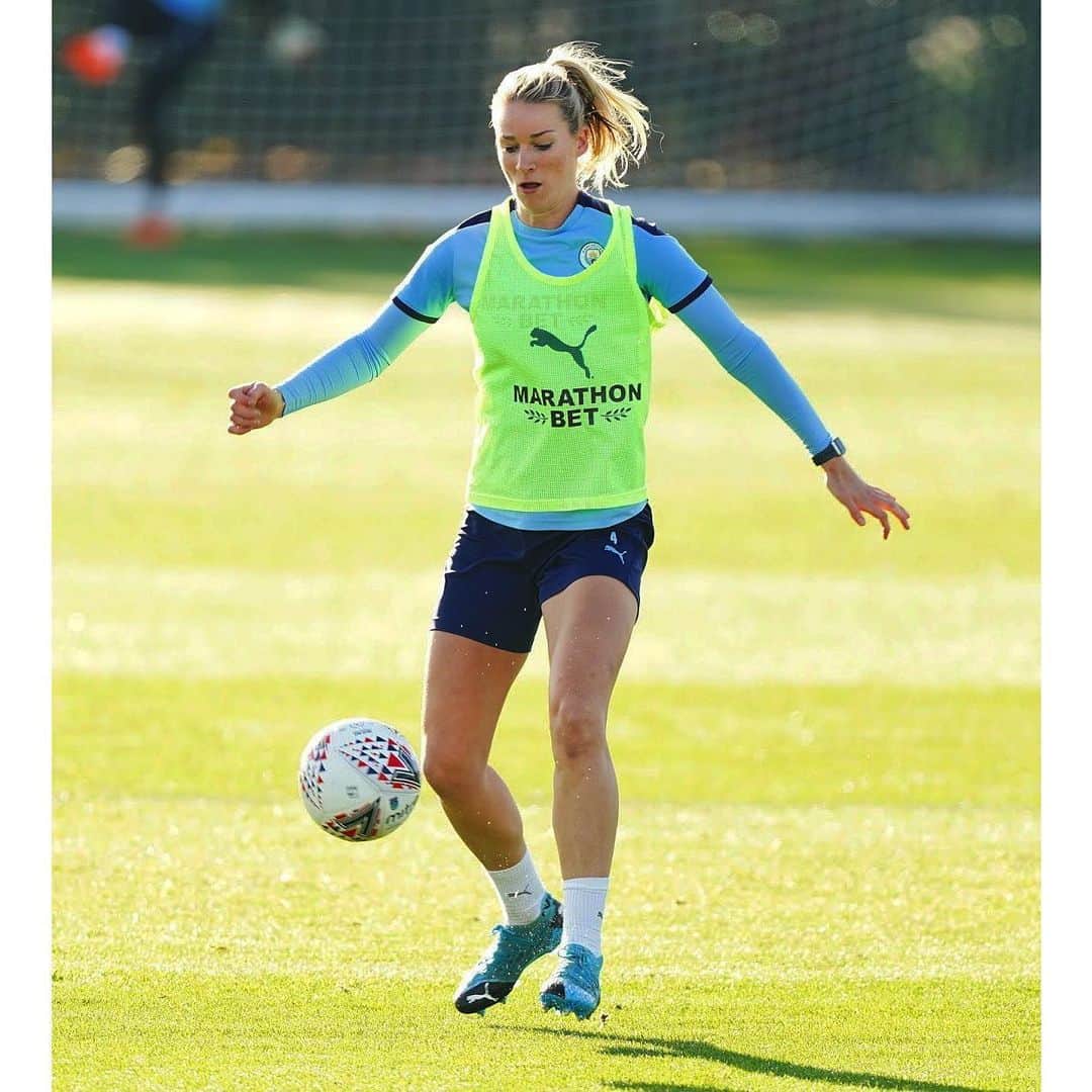 ジェンマ・ボナーのインスタグラム：「Gutted to be out injured 😓 ... but the recovery process is already well under way 💪🏼🙏💃🏼」