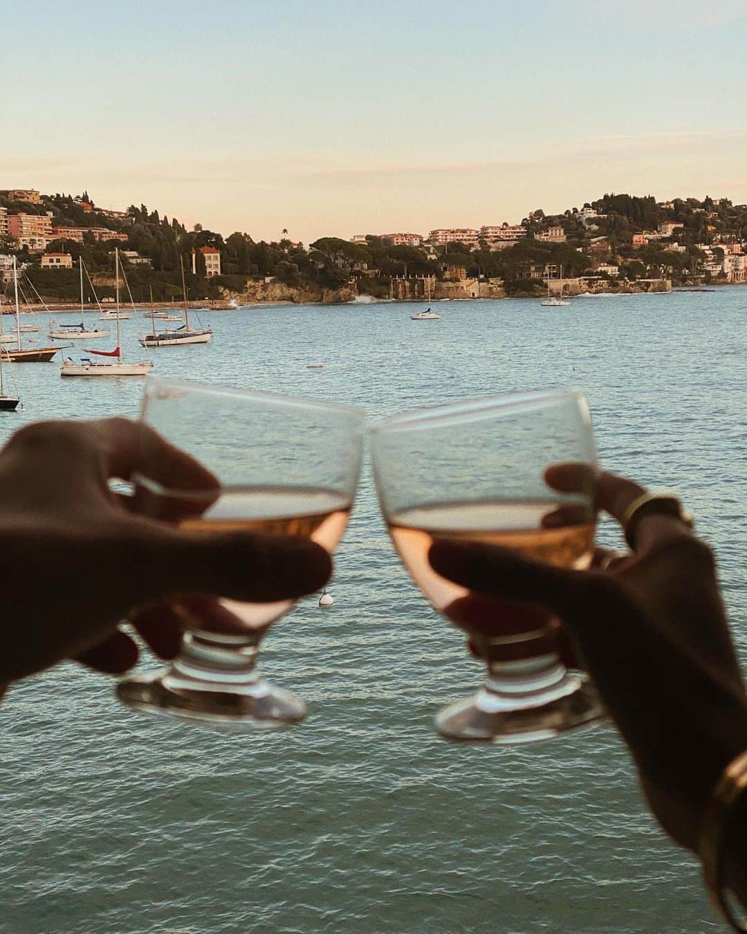 ジュリー・サリニャーナのインスタグラム：「Apéritif. 🥂❤️ @kevinberruuu」